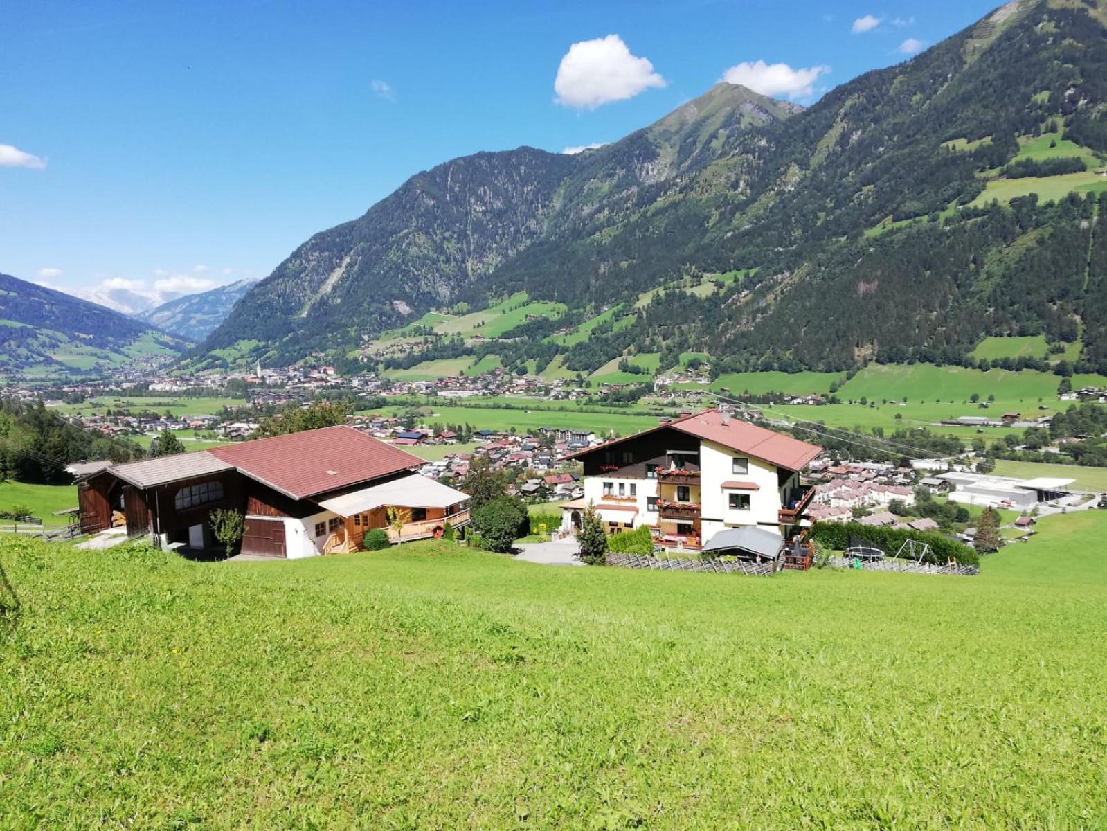 Ferienwohnung am Krausberghof mit Balkon und Parkplatz, Aufenthaltsraum mit Spielmöglichkeiten, Erholung- inmitten der Natur, 6 Fahrminuten zur Alpentherme