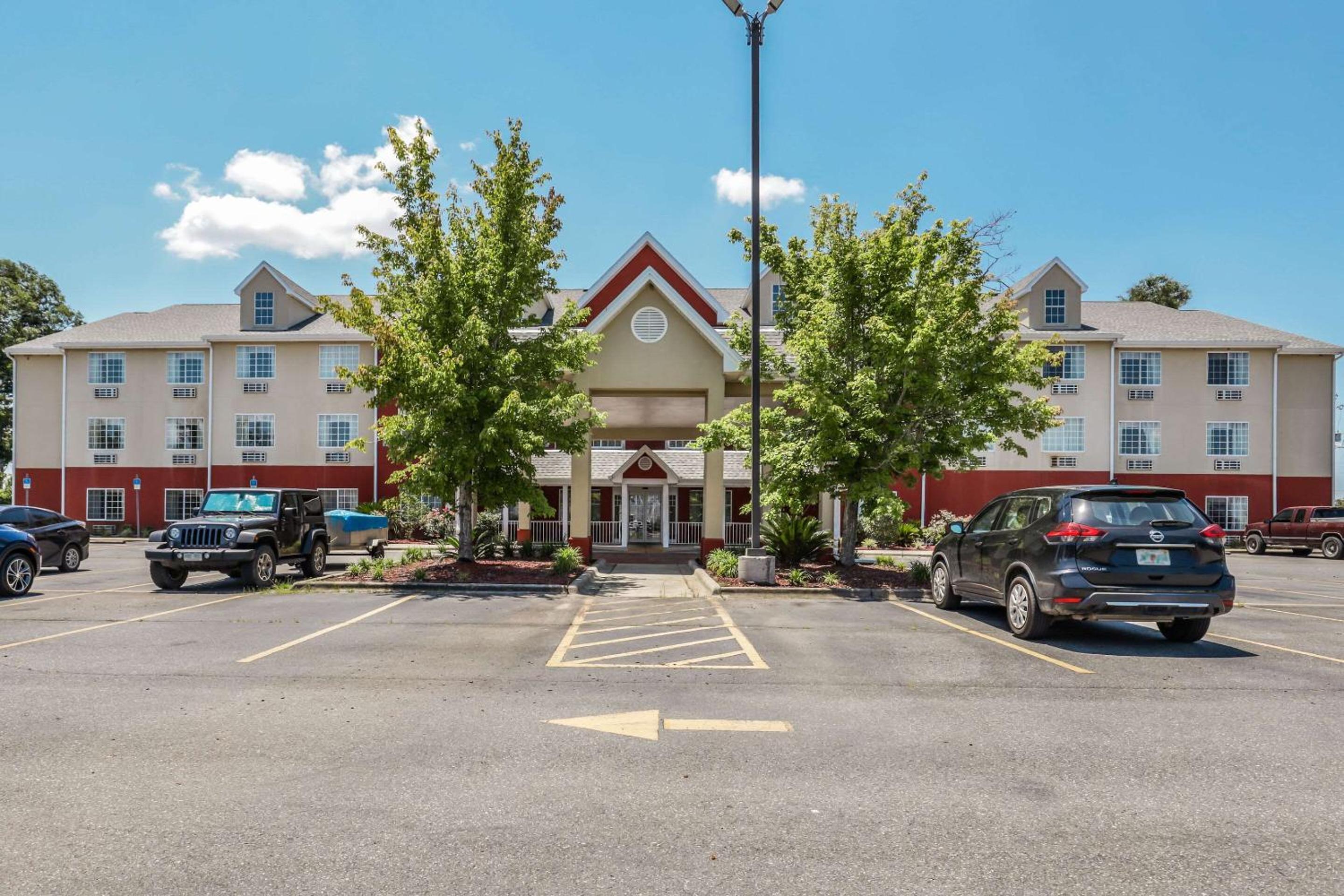 Marianna Vacations - Econo Lodge Inn  Suites - Property Image 1