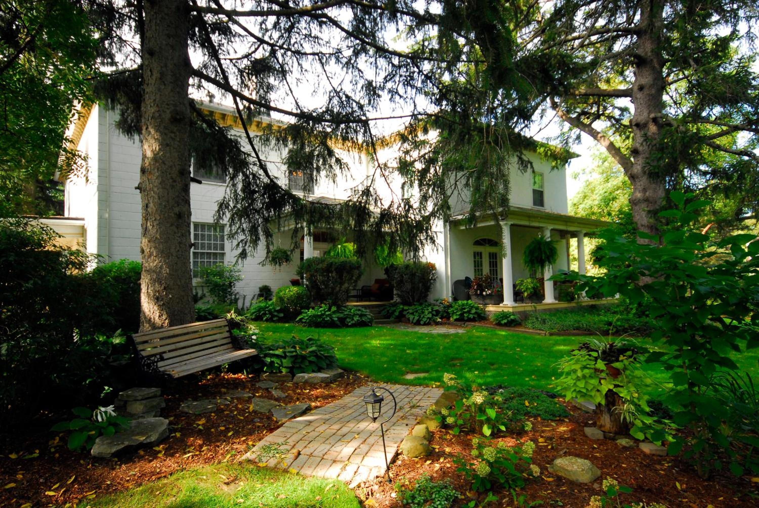 Brockamour Manor Bed and Breakfast