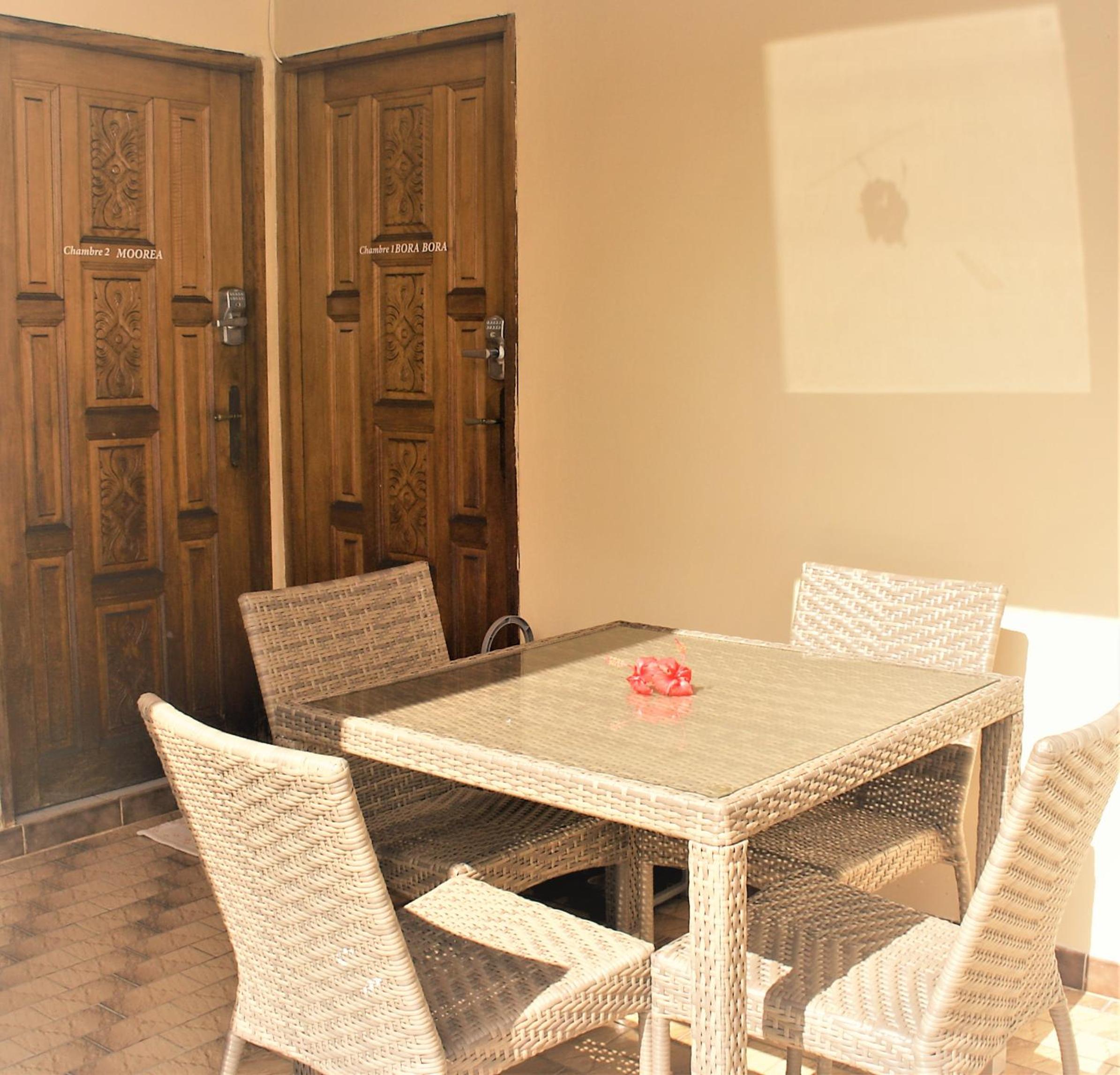 TAHITI - Sanny's Place Room & Pool view 2