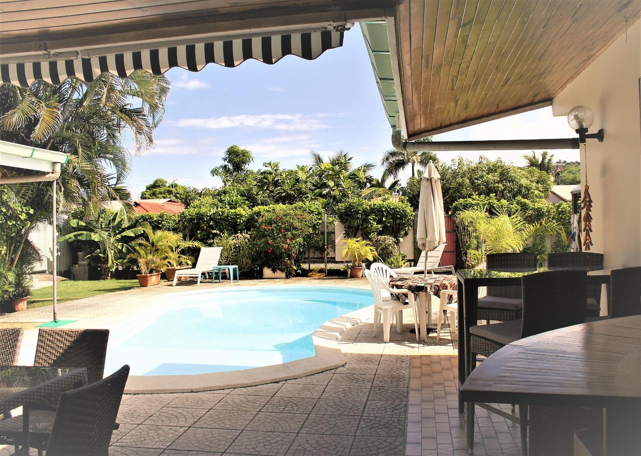 TAHITI - Sanny's Place Room & Pool view 3