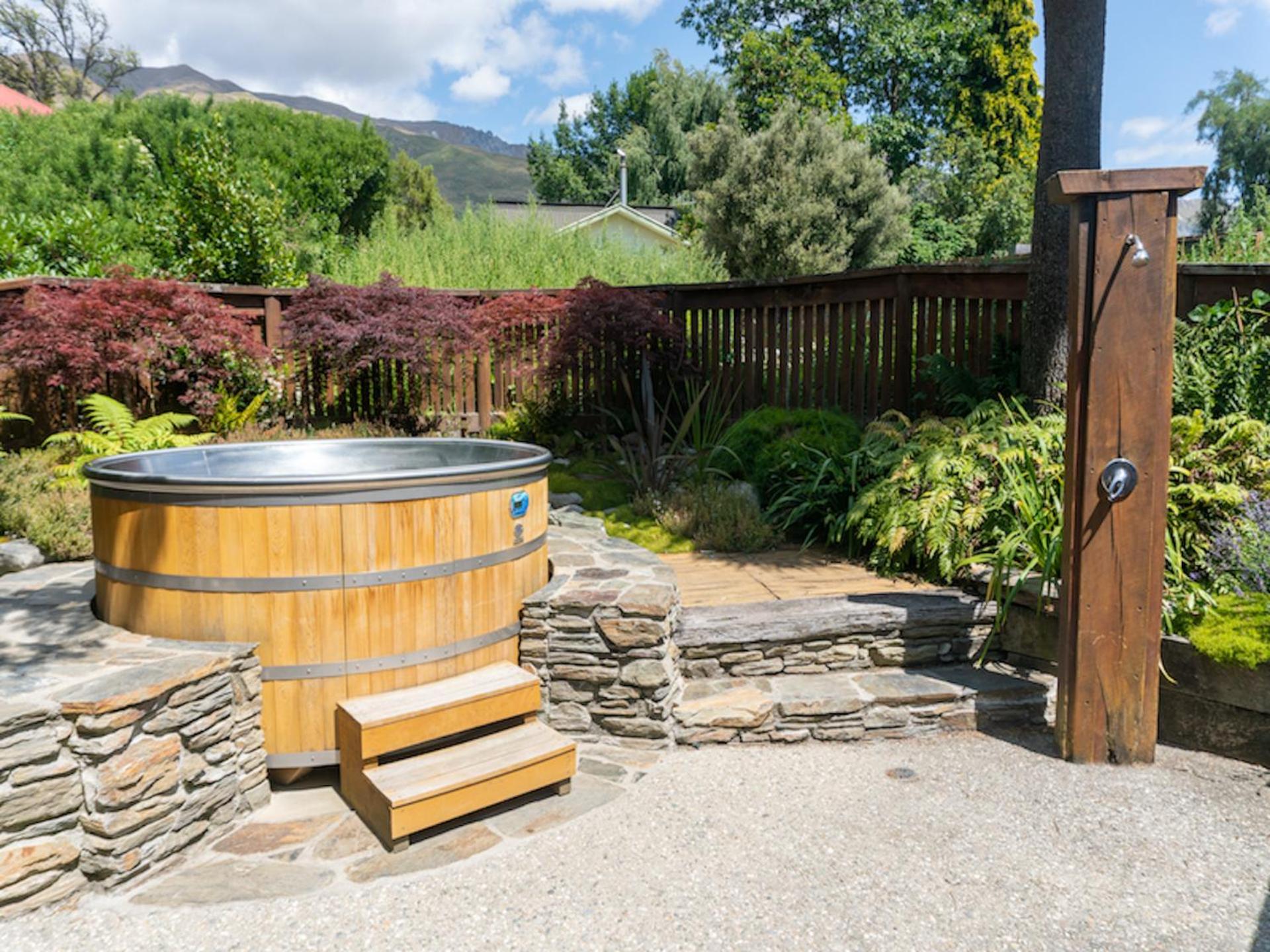 Wanaka Homestead Lodge & Cottages