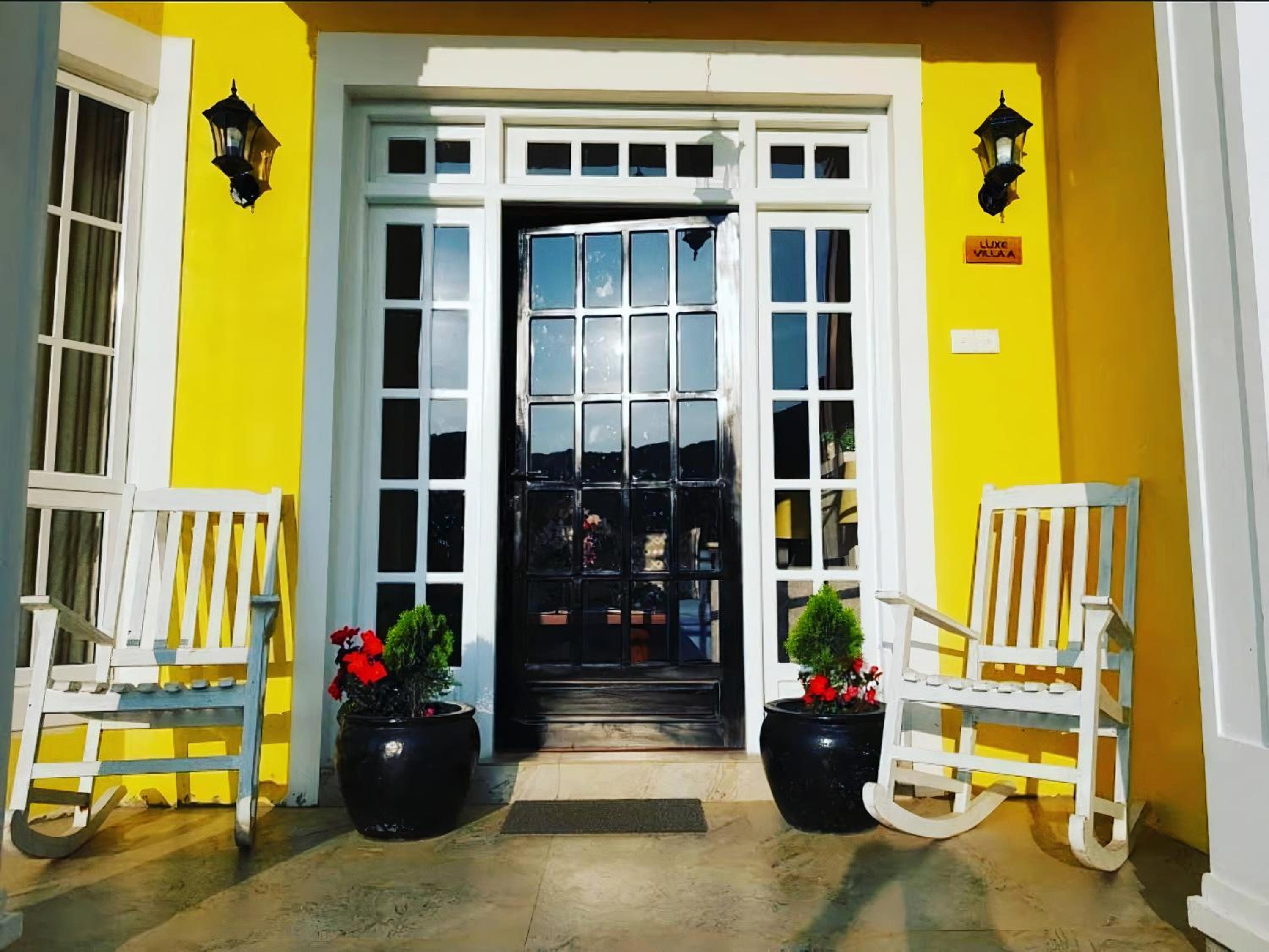 Luxe Wilderness - Private Villas, Free Breakfast, 2km from City Centre