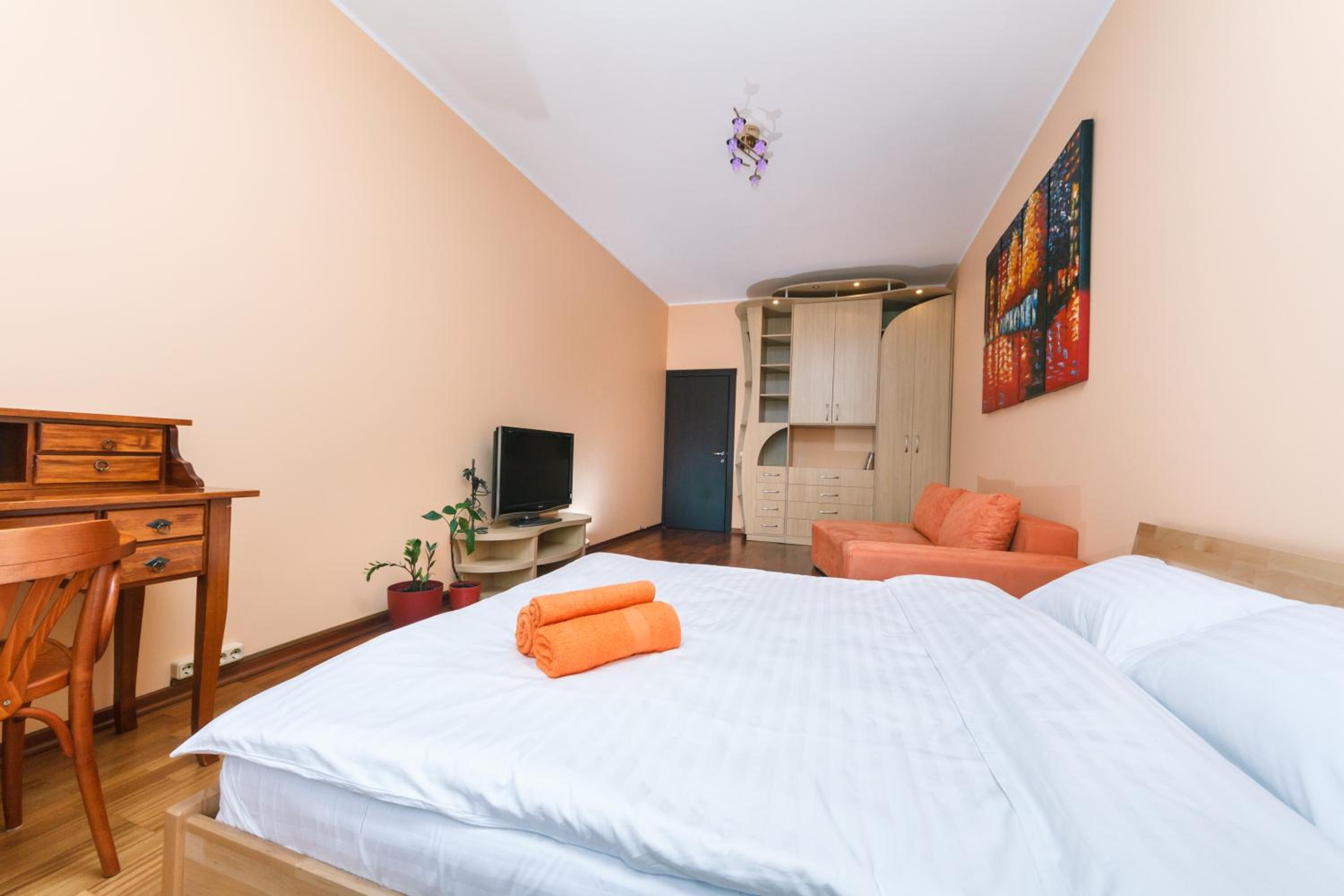1 bedroom apartment at riverside. Obolonskaya embankment. view 2