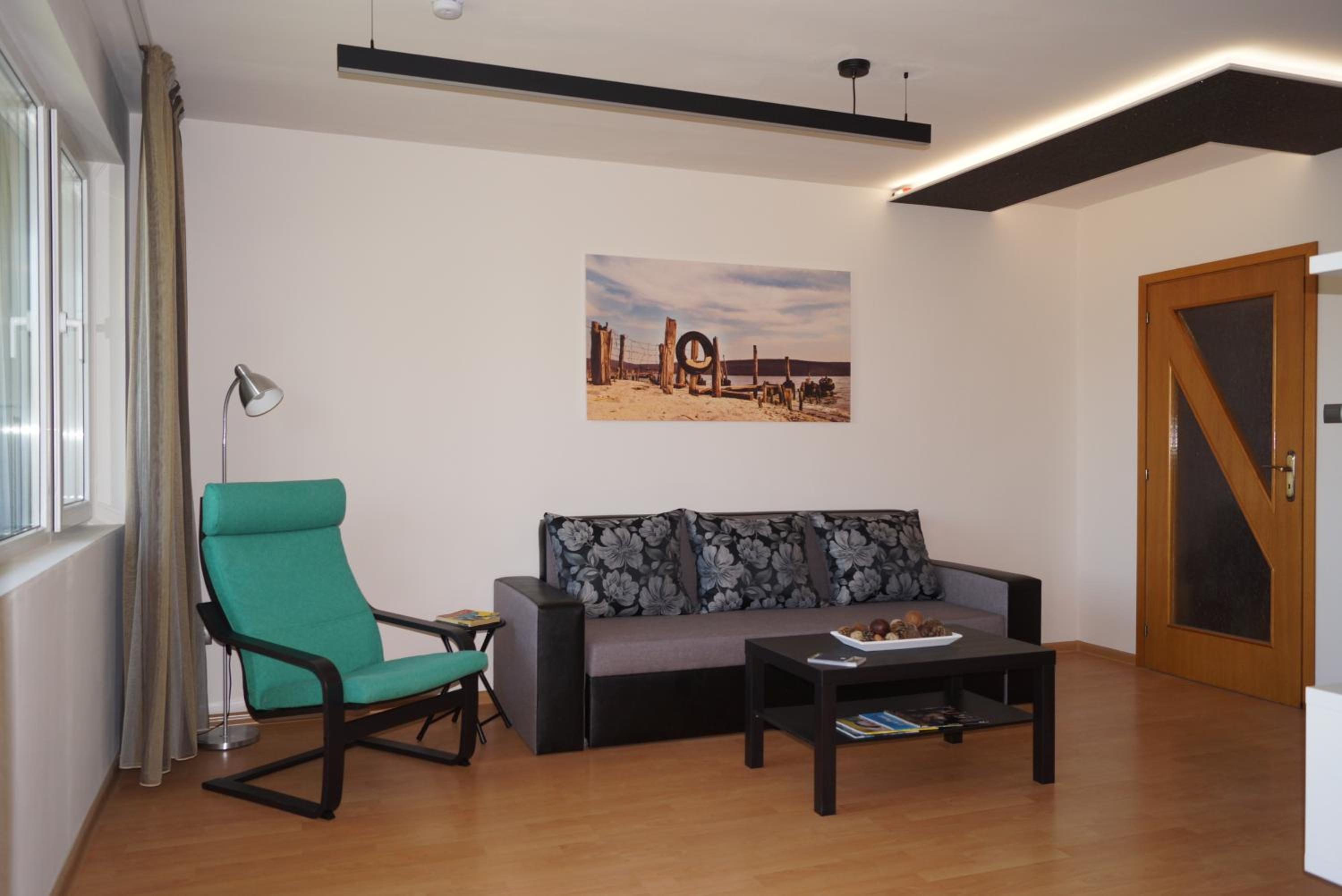 Spacious 2BDR - FREE Parking - Walk Everywhere - 300 Mbps WiFi view 3