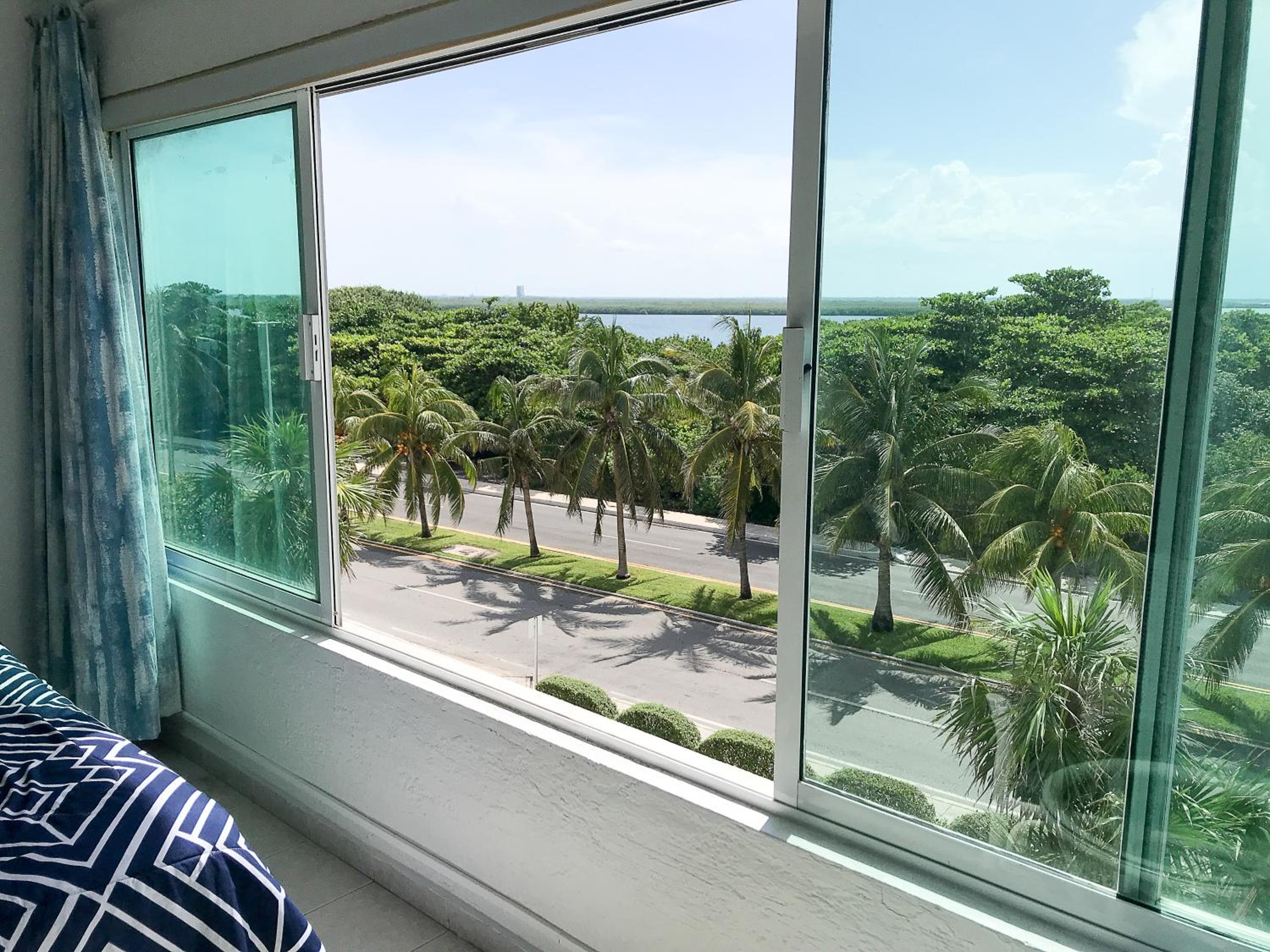 Brisas Shores 209 Beachfront Apartment with terrace, Cancun Hotel Zone, 1 bedroom
