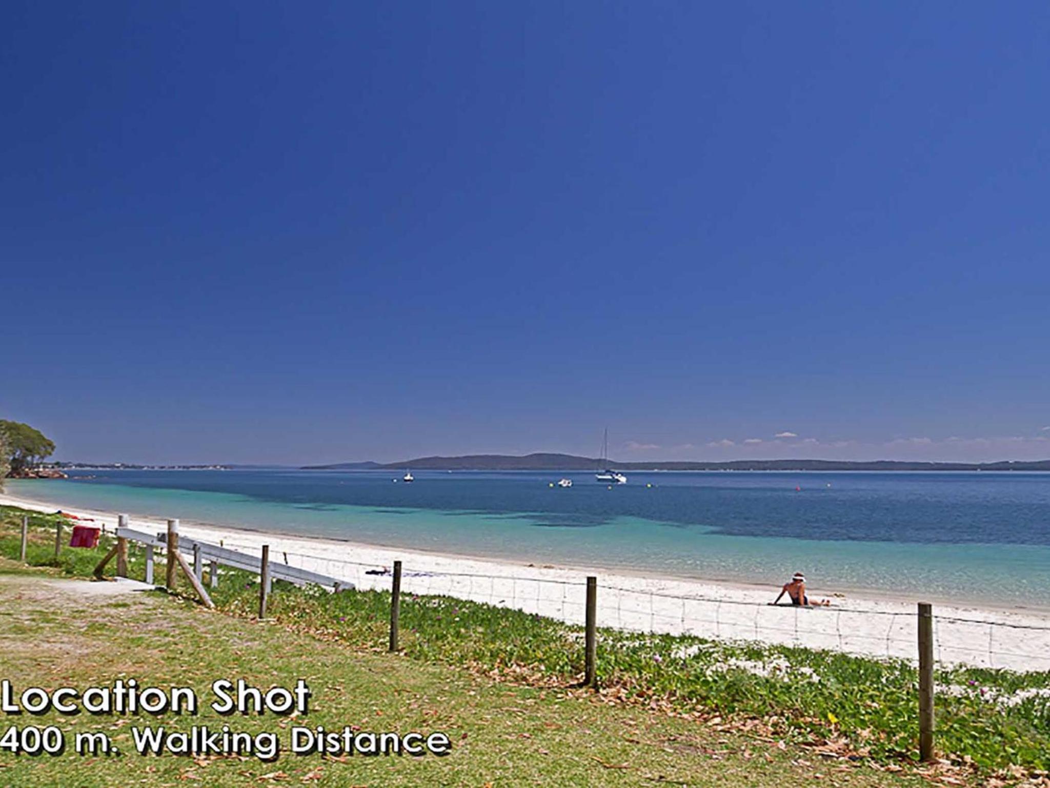 2 11a Christmas Bush Avenue - fantastic pet friendly townhouse close to Dutchies Beach with Wi-Fi and Air Con