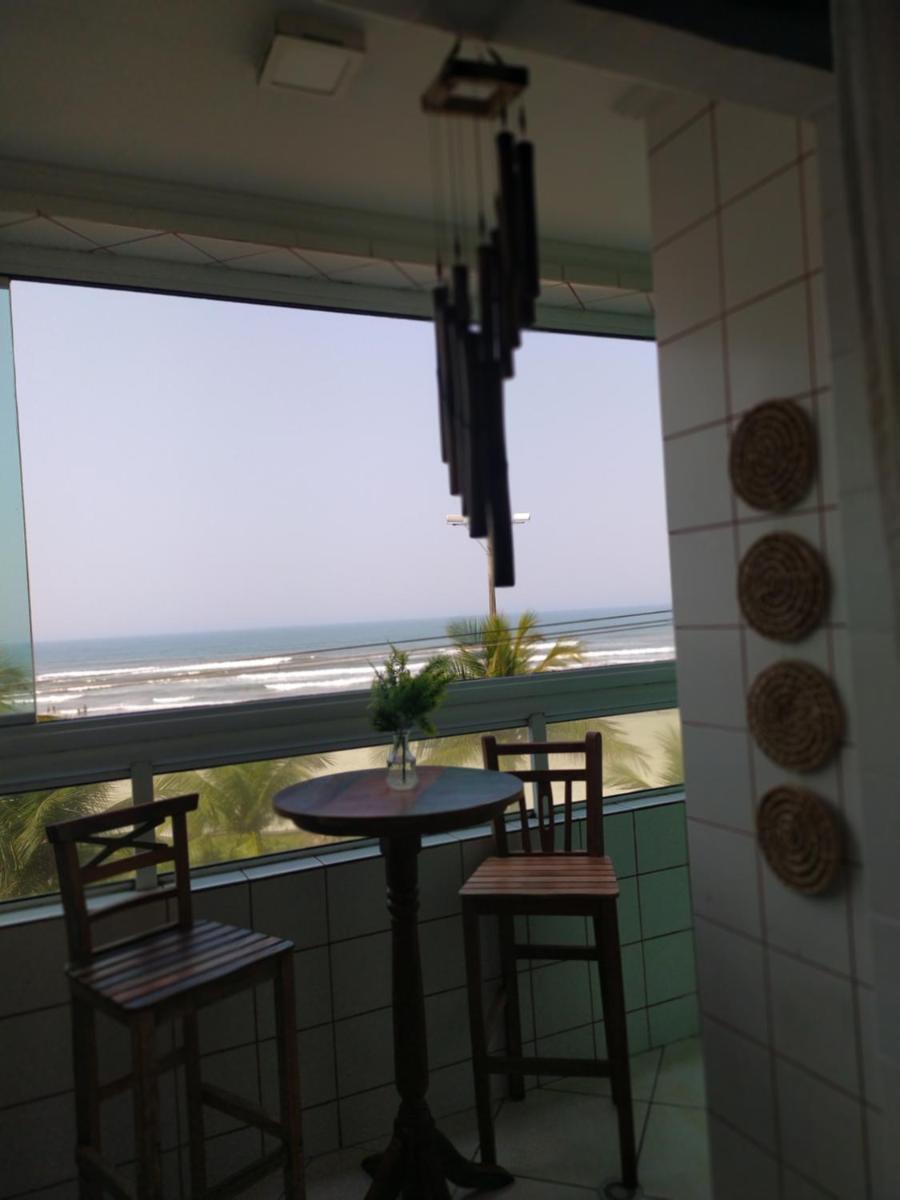 Apto. (pé na areia) com Churrasqueira na sacada