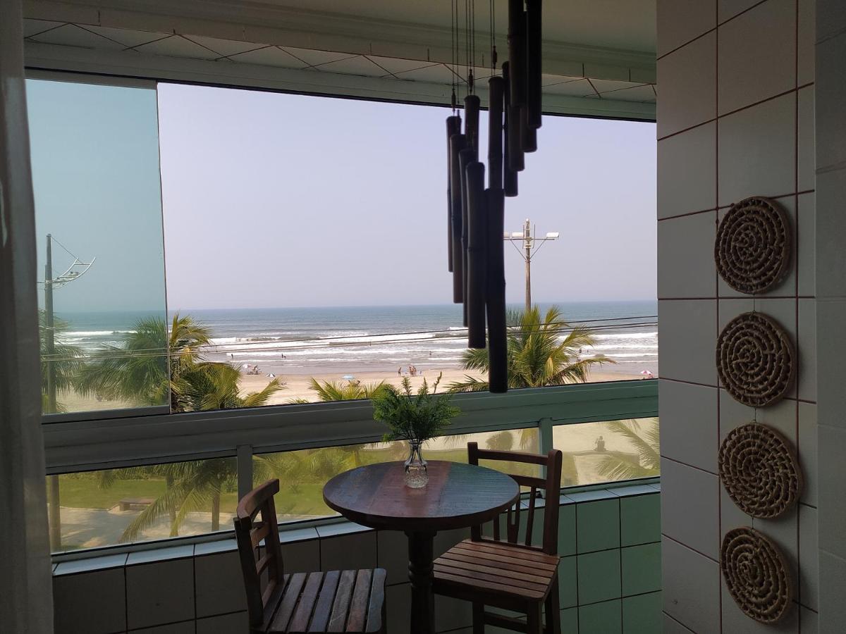 Apto. (pé na areia) com Churrasqueira na sacada