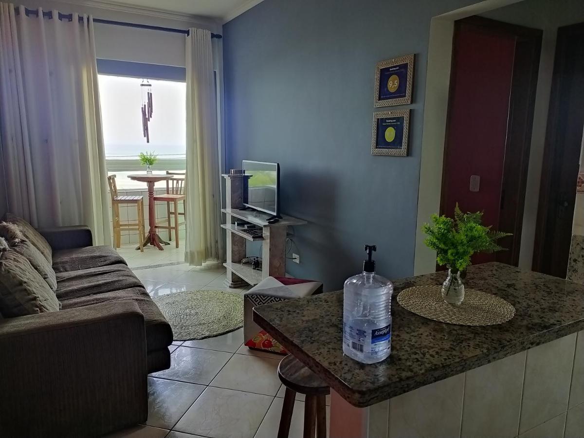 Apto. (pé na areia) com Churrasqueira na sacada