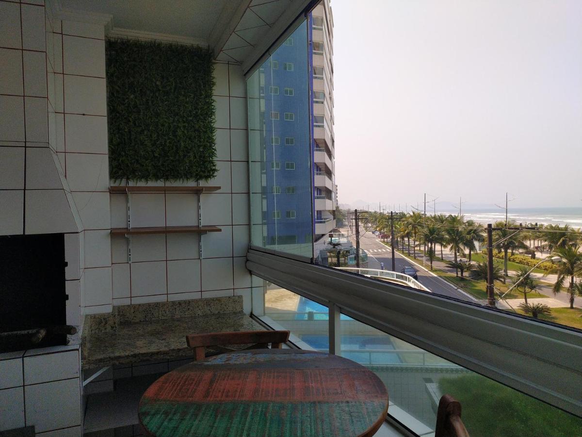 Apto. (pé na areia) com Churrasqueira na sacada