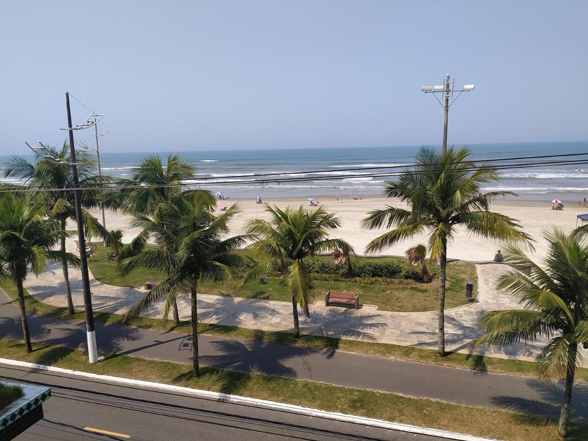 Apto. (pé na areia) com Churrasqueira na sacada