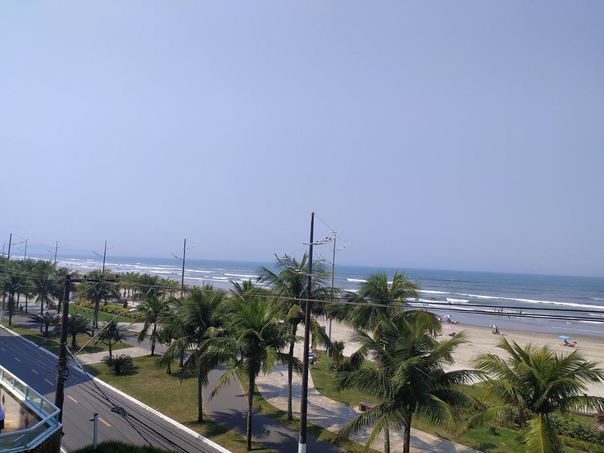 Apto. (pé na areia) com Churrasqueira na sacada