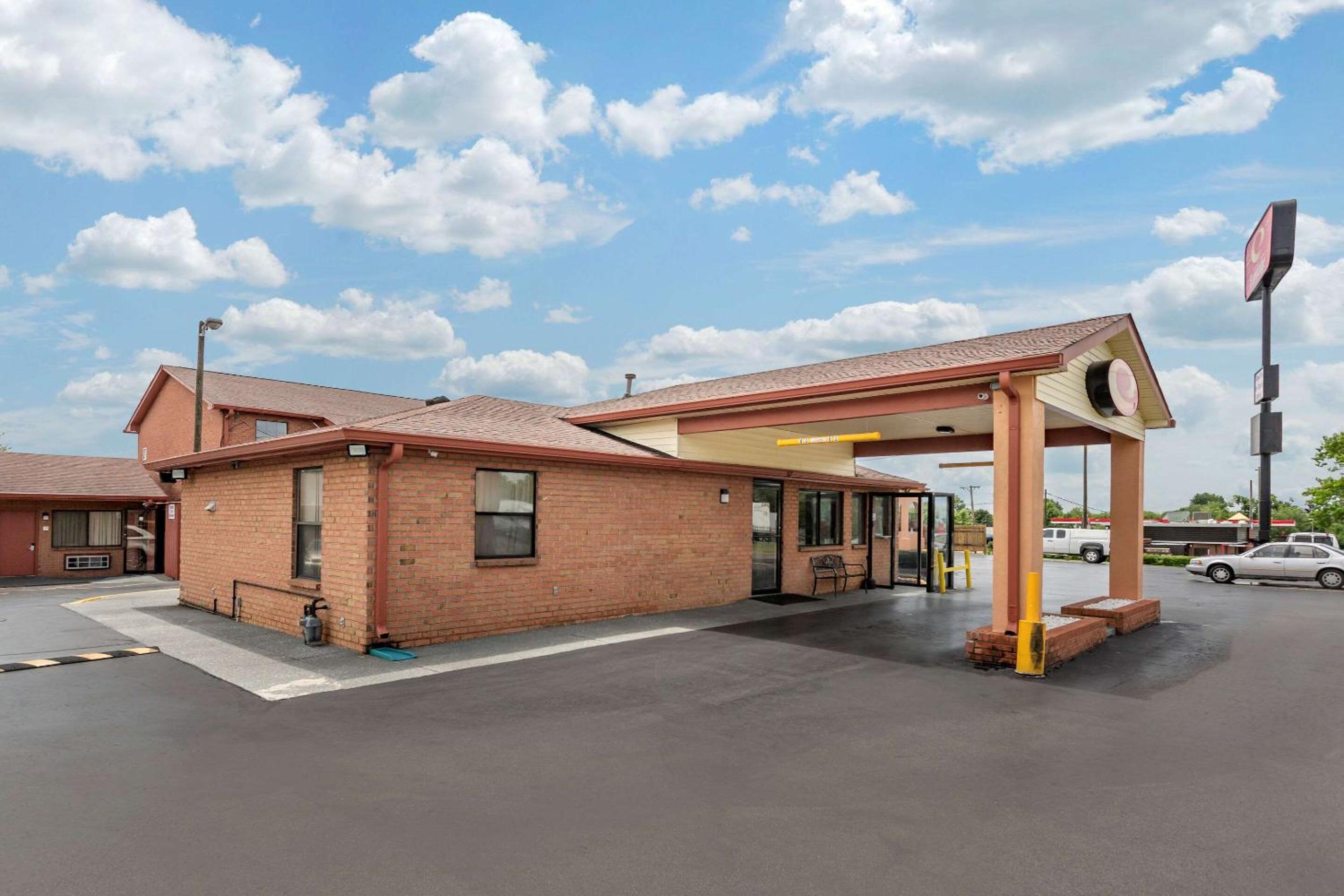 Econo Lodge Nashville North view 5