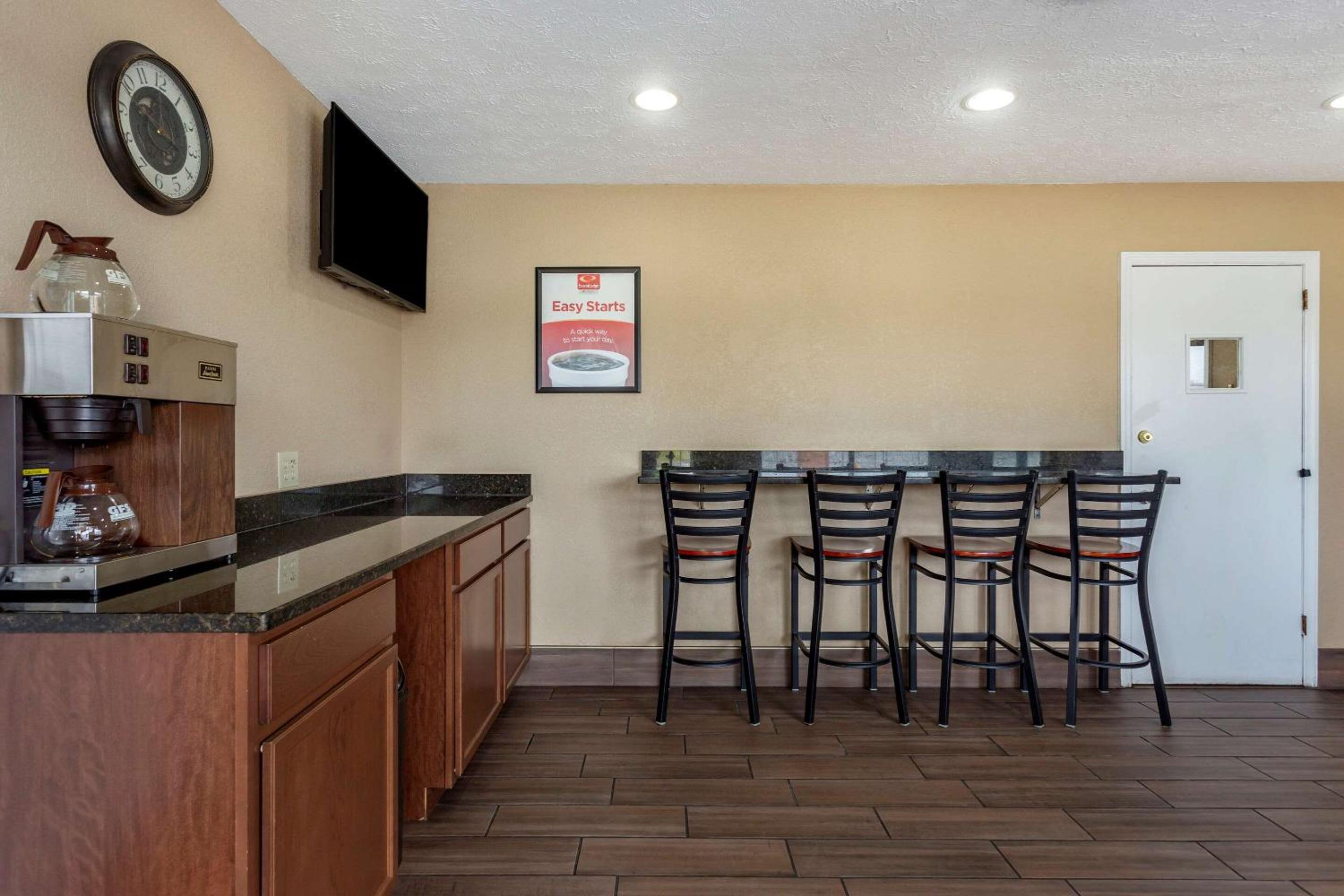 Econo Lodge Nashville North 3