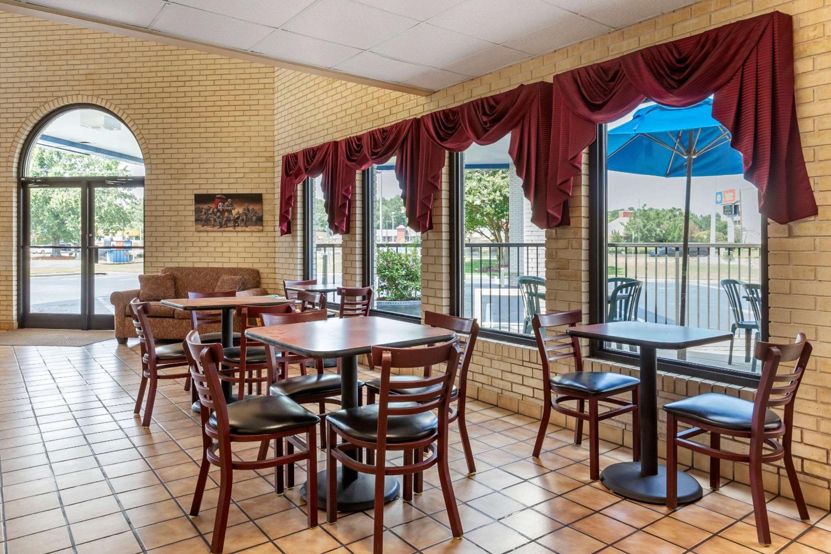 Econo Lodge Fayetteville I-95