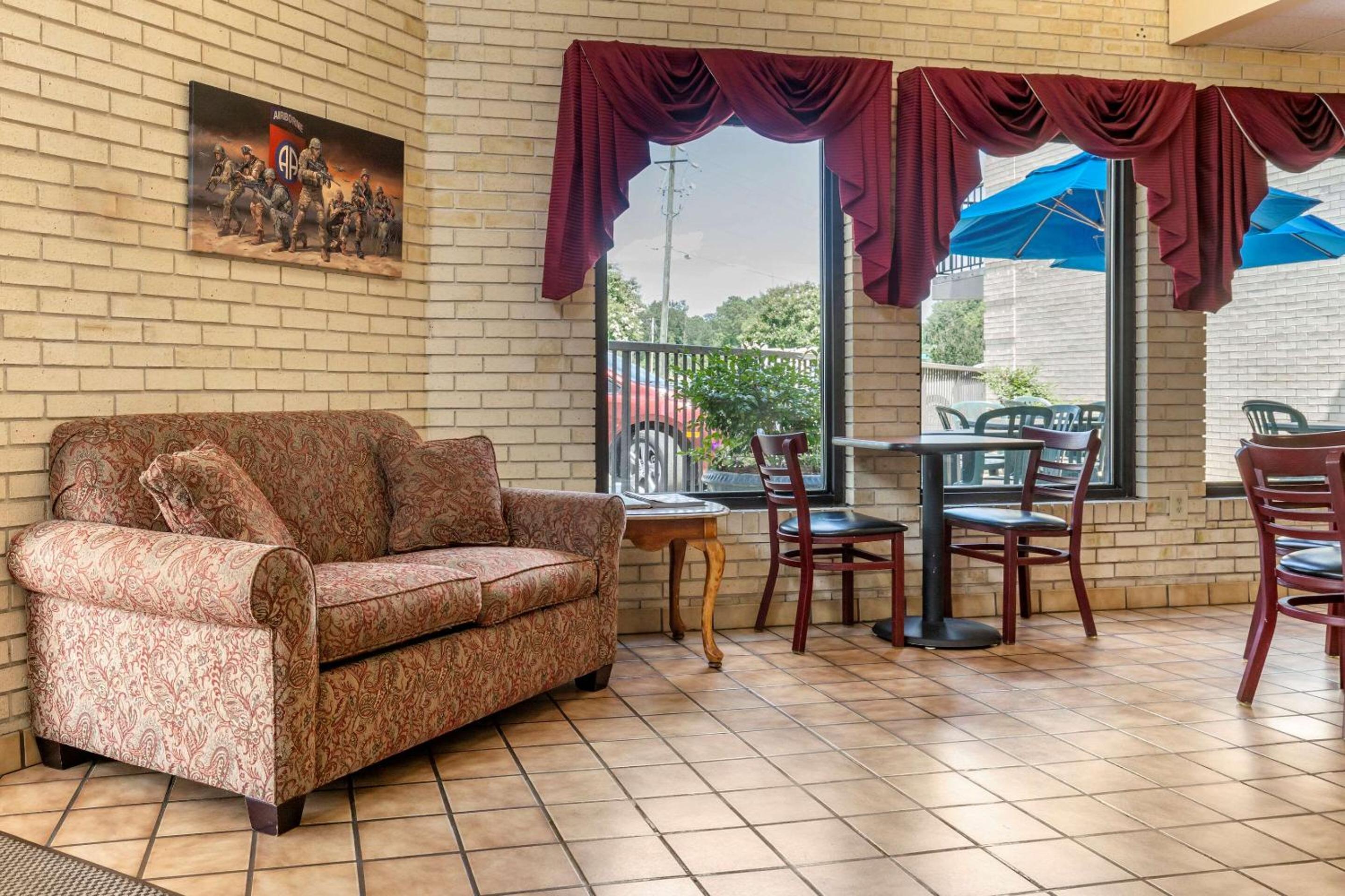 Econo Lodge Fayetteville I-95