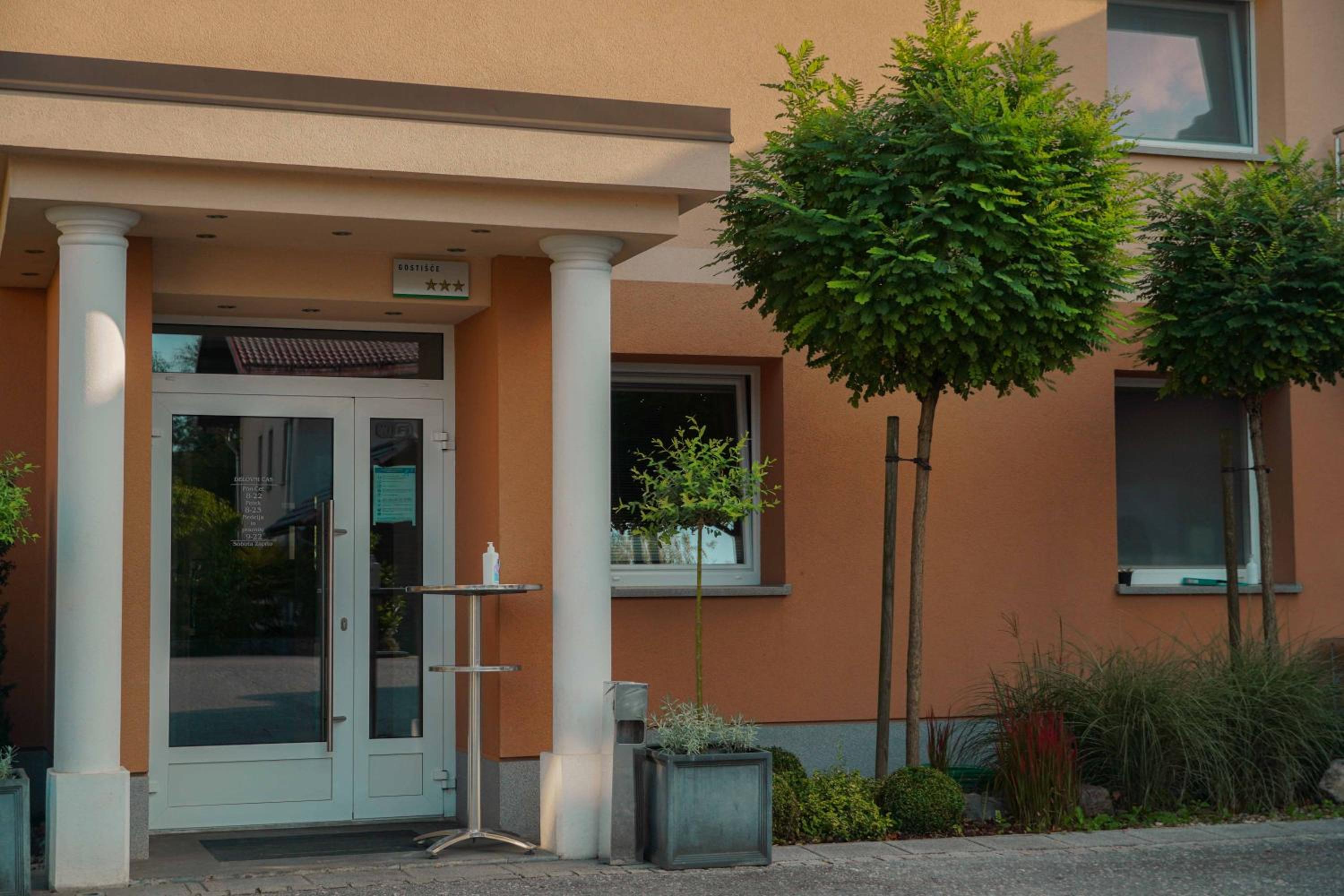 Guest House Tri Zvezde view 5