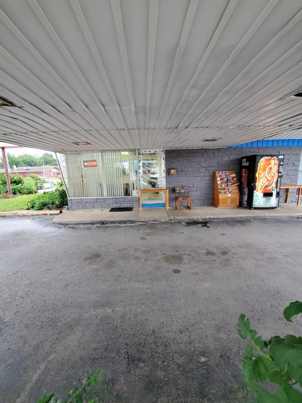 Gray Plaza Motel West Frankfort, photo 27
