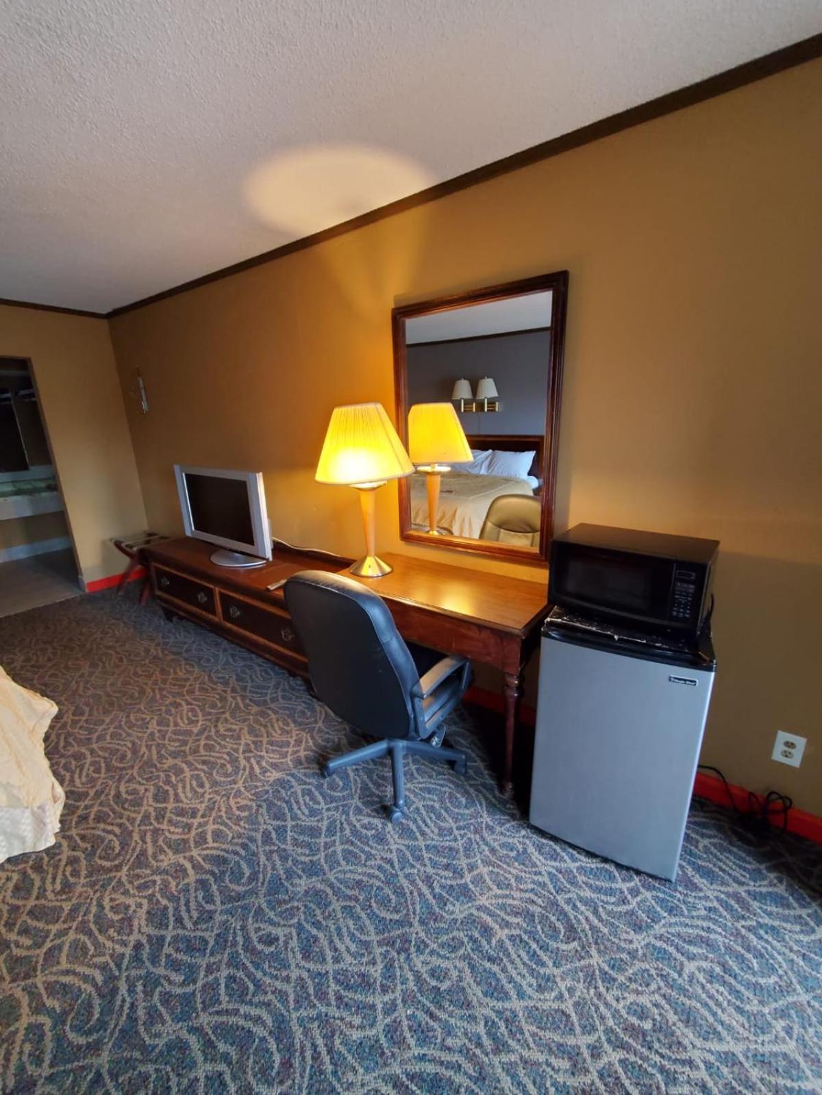 Gray Plaza Motel West Frankfort, photo 14
