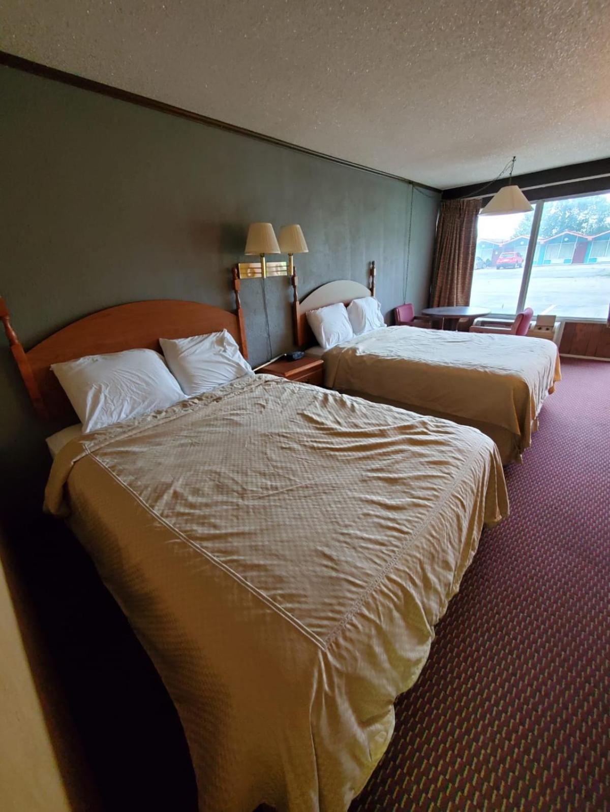 Gray Plaza Motel West Frankfort, photo 5