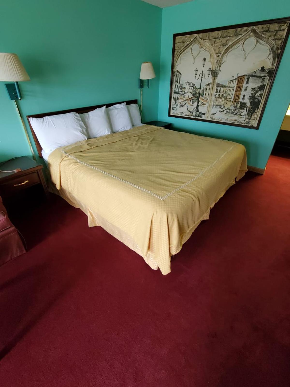 Gray Plaza Motel West Frankfort, photo 25