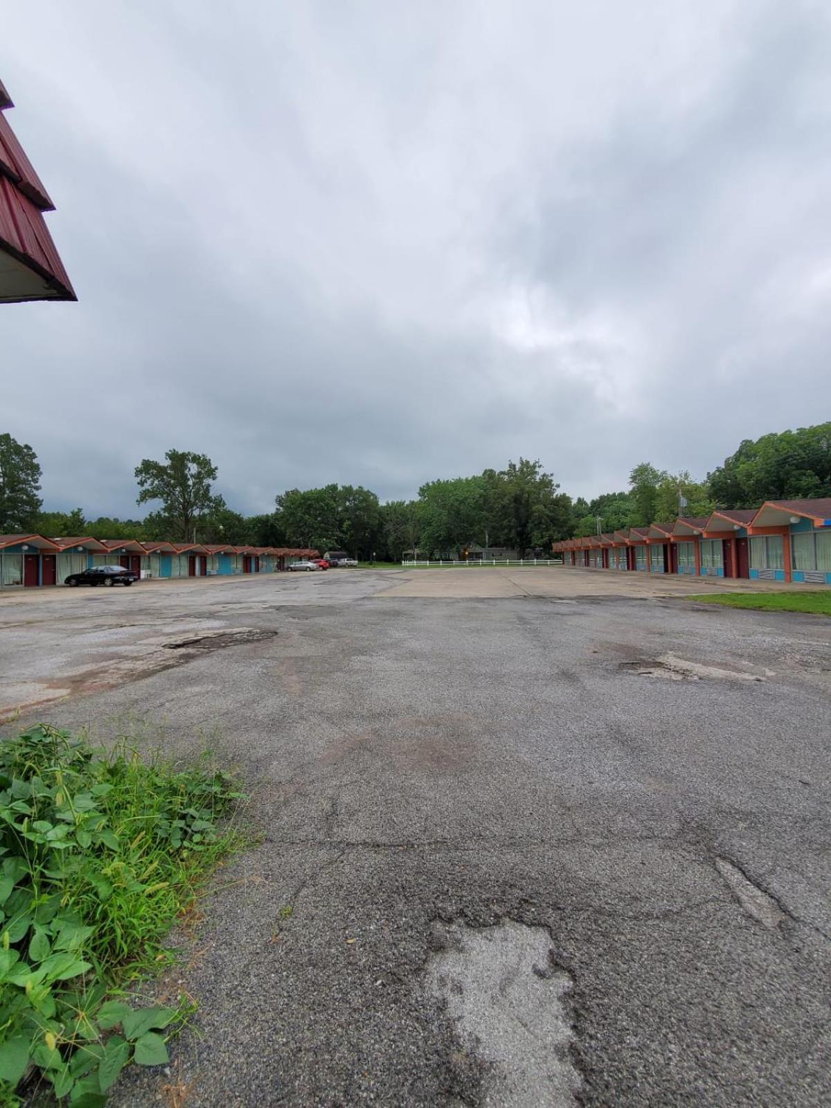Gray Plaza Motel West Frankfort, photo 24