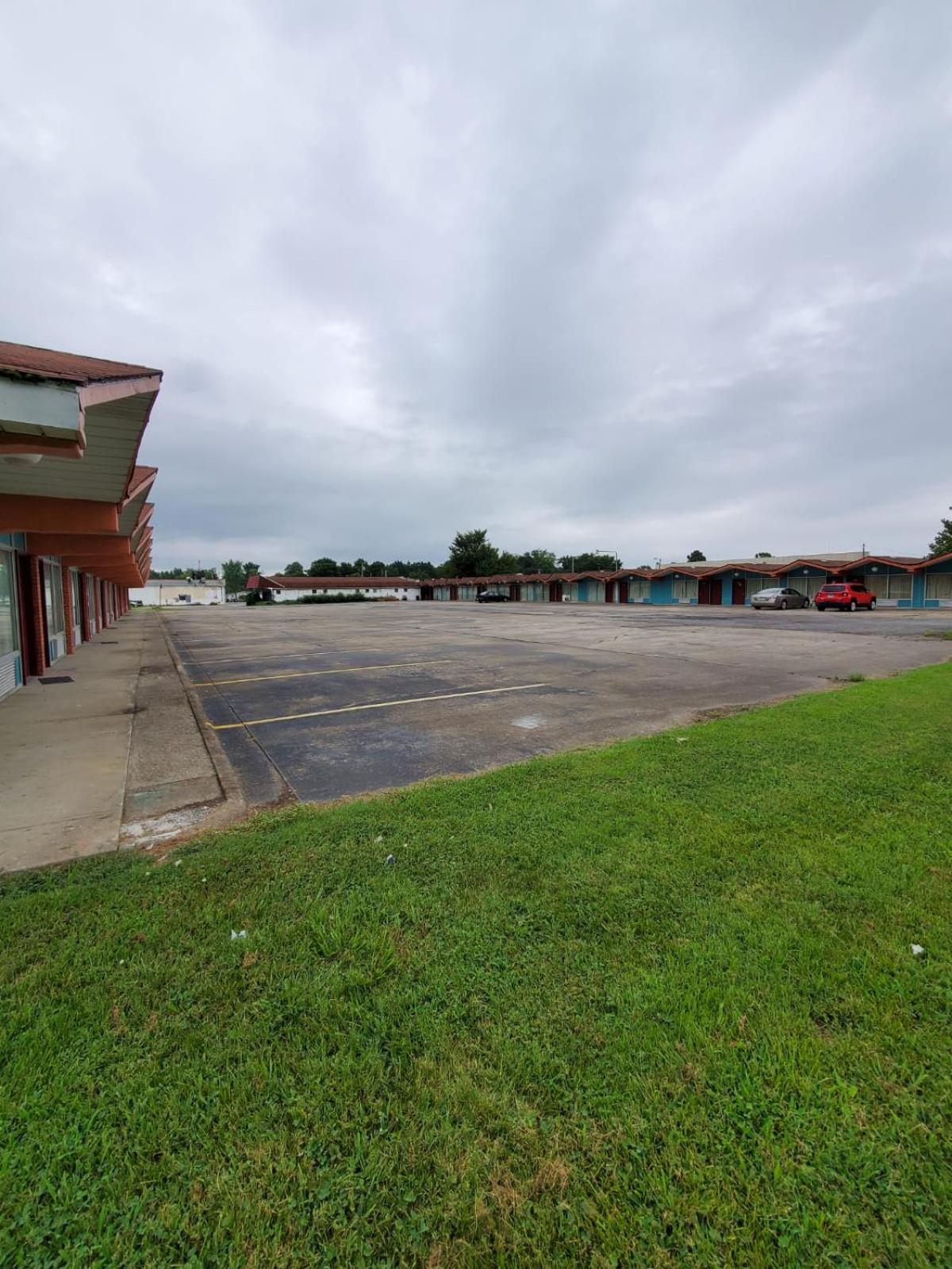 Gray Plaza Motel West Frankfort, photo 26