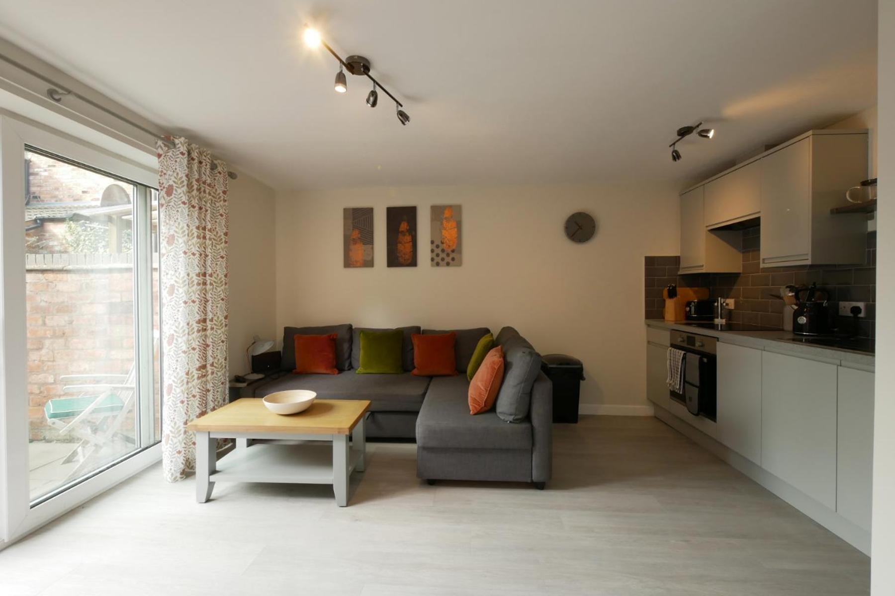 Crewe Short Lets 8 Victoria Court, Crewe view 2