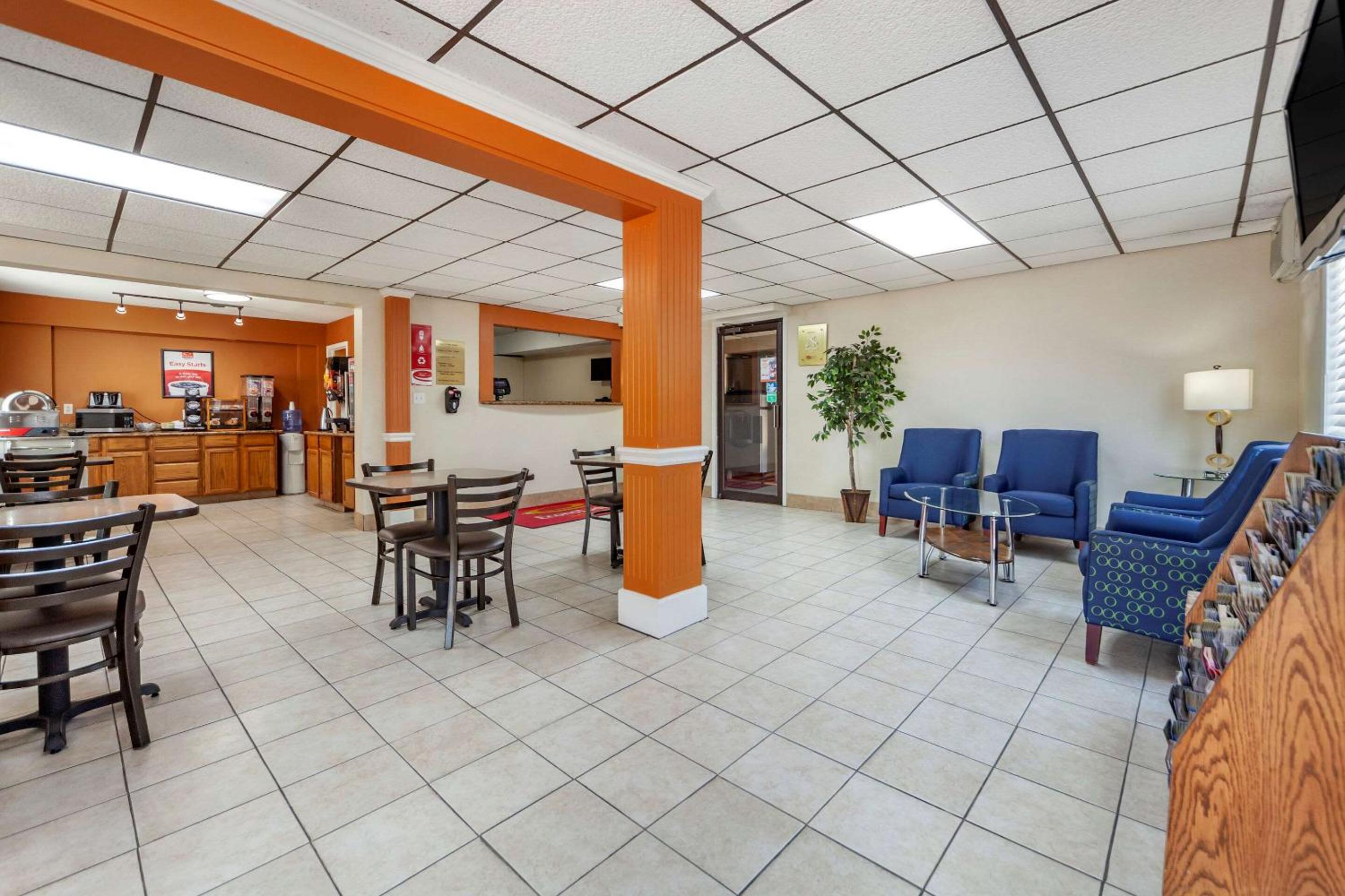 Econo Lodge Hays I-70 view 5