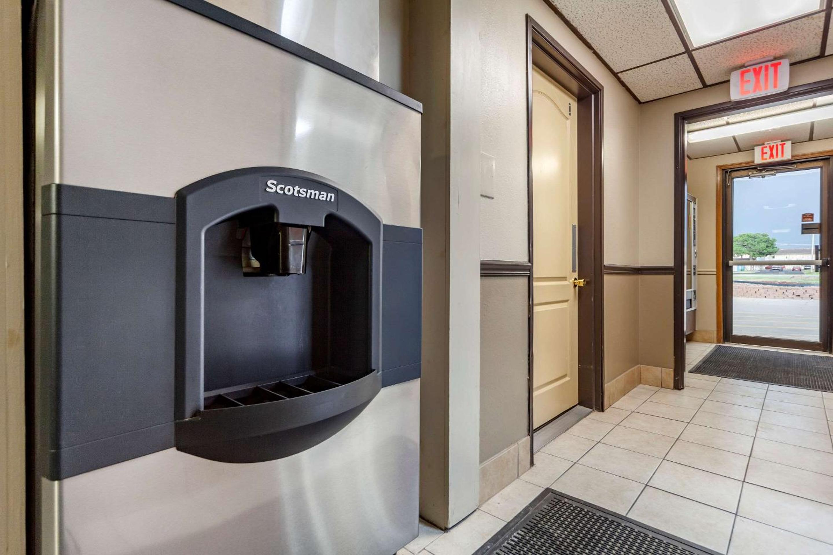 Hays Vacations - Econo Lodge Hays I-70 - Property Image 5