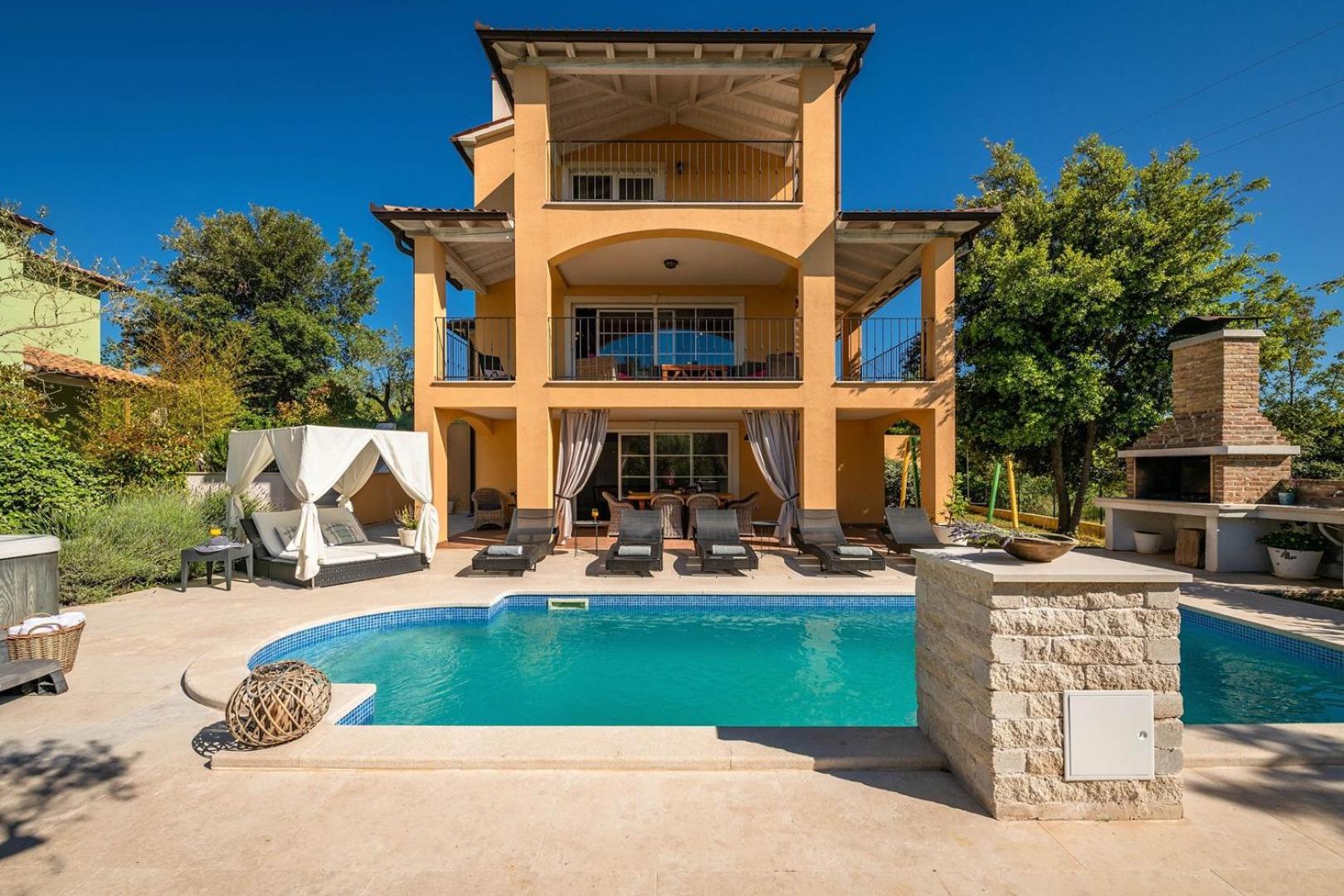 Spacious holiday house - pool / jacuzzi / sauna / playground / 8+2 view 3