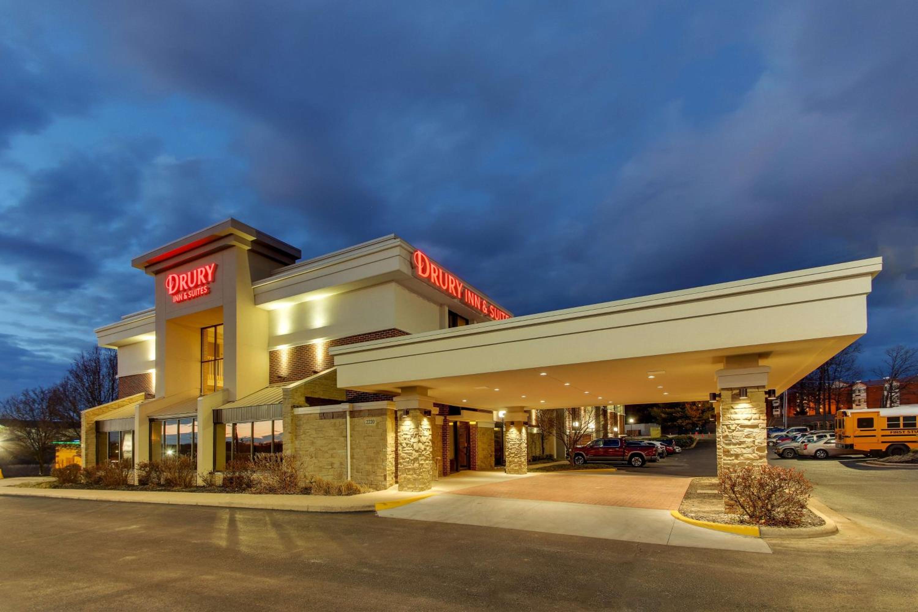 Hotel Drury Inn & Suites Poplar Bluff - Image 1