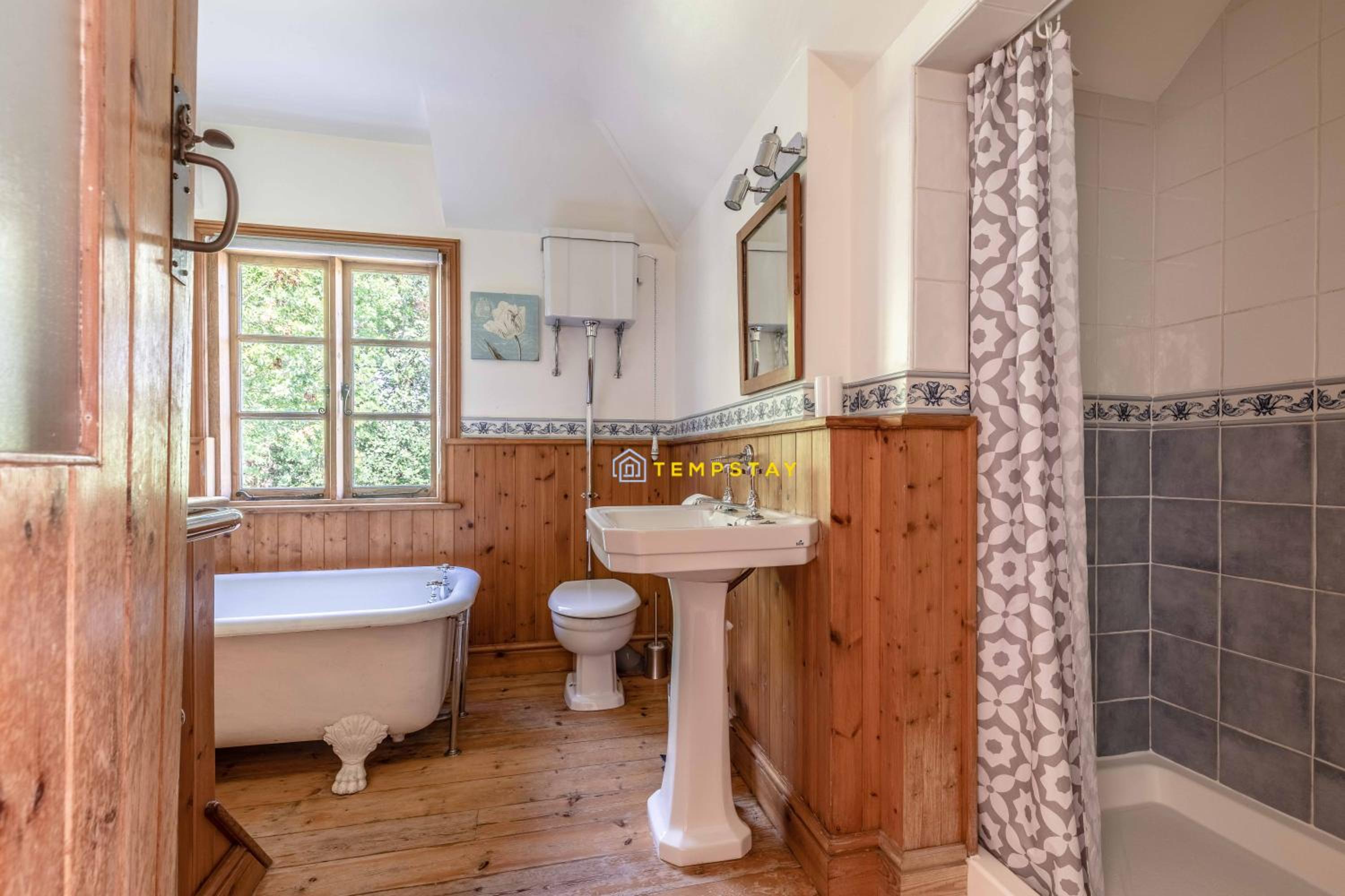 Chestnut Cottage - Stunning Countryside Views! PARKING, 4 BED, 3 BATHROOMS - By Tempstay