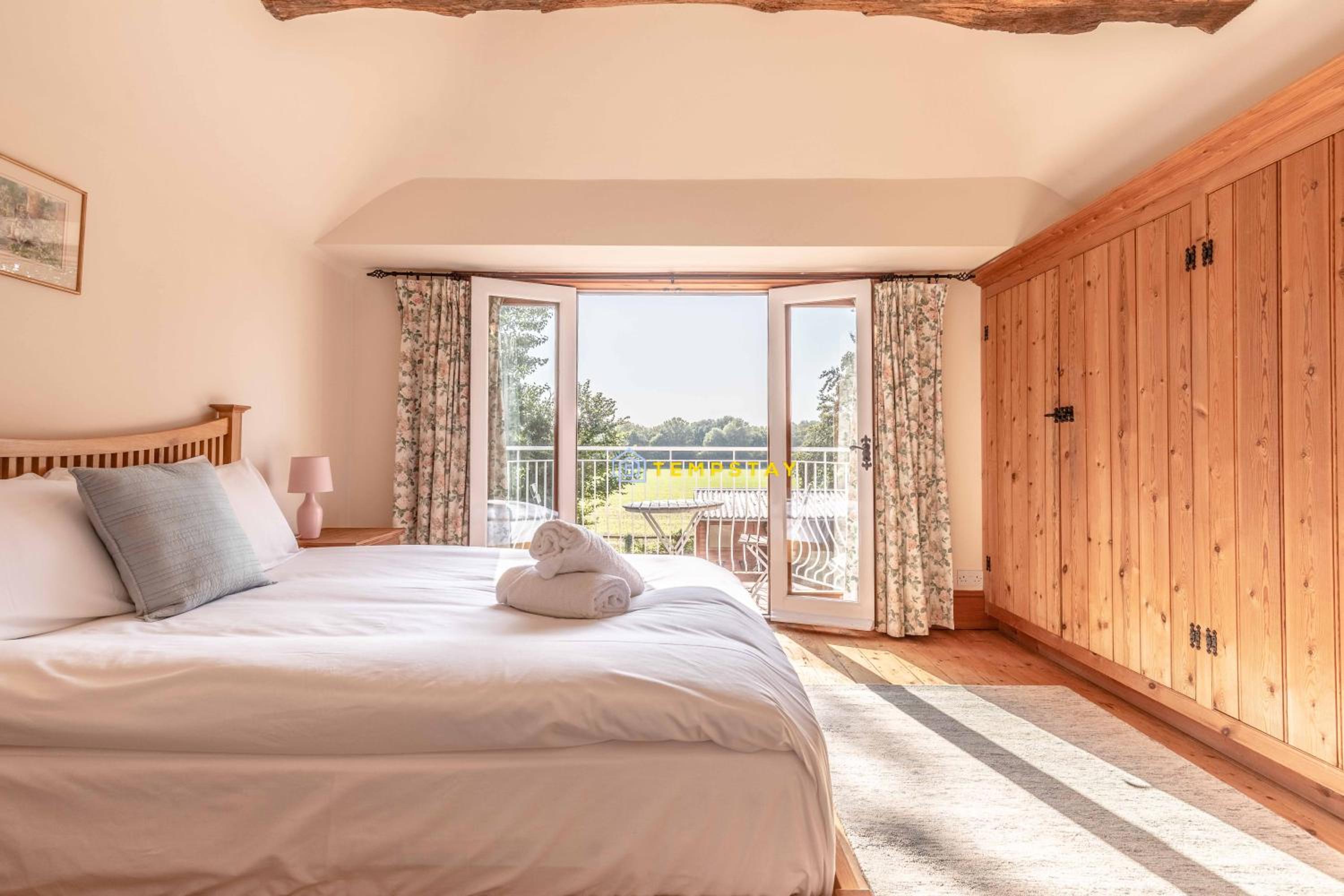 Chestnut Cottage - Stunning Countryside Views! PARKING, 4 BED, 3 BATHROOMS - By Tempstay