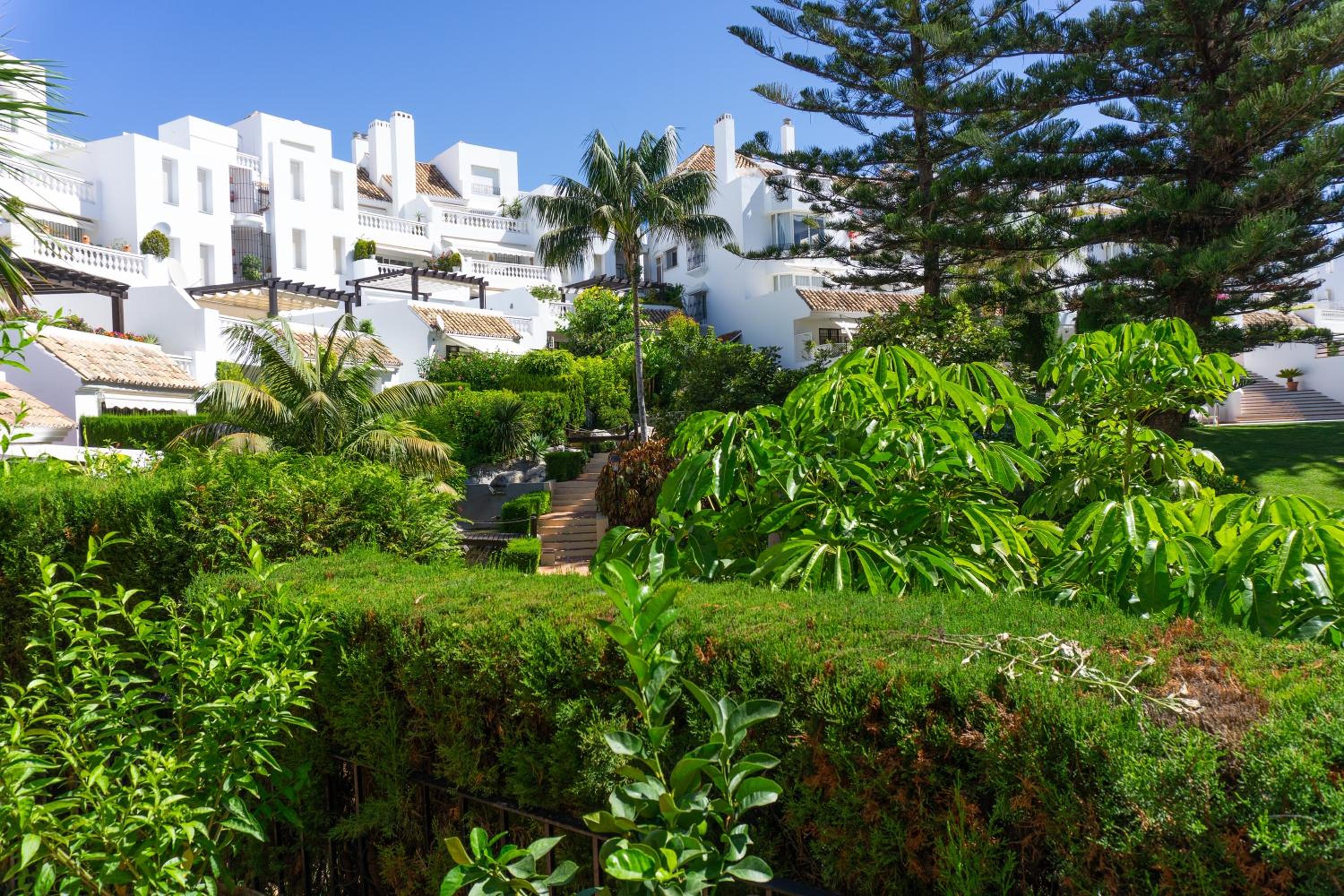 White Pearl Beach Elviria