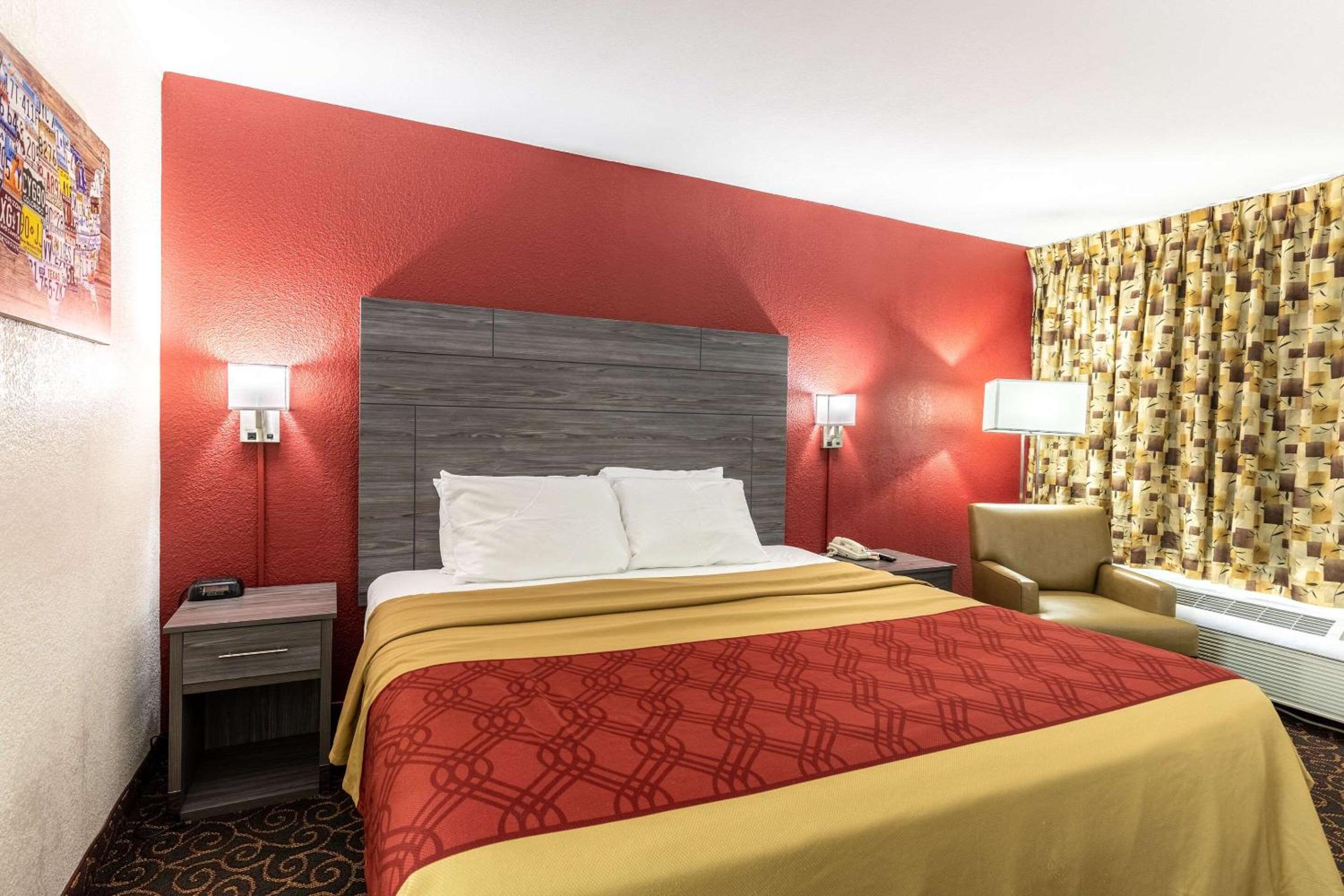 Thomasville Vacations - Econo Lodge - Property Image 2