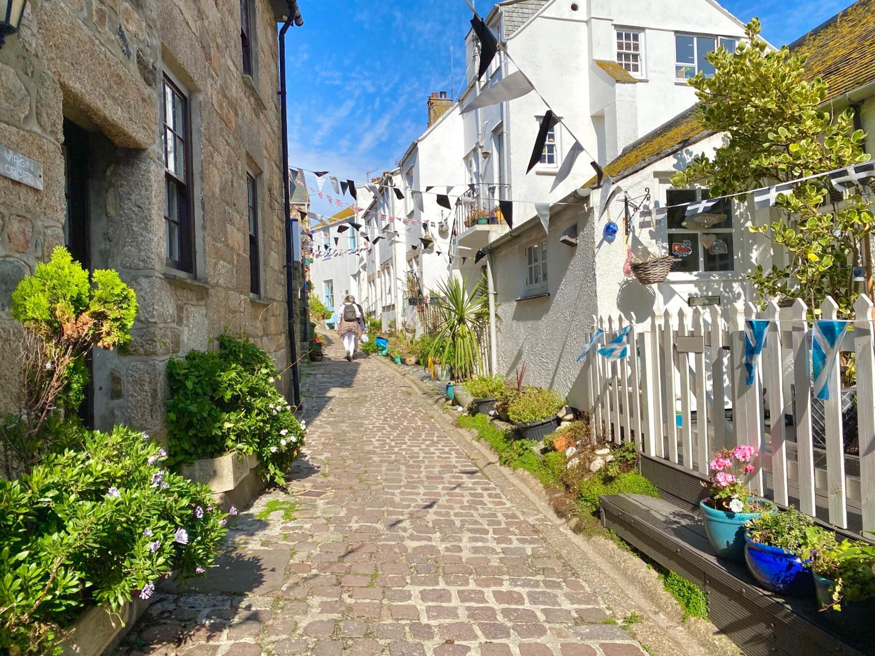 Stylish Two Bedroom Cottage - In Town Centre view 2