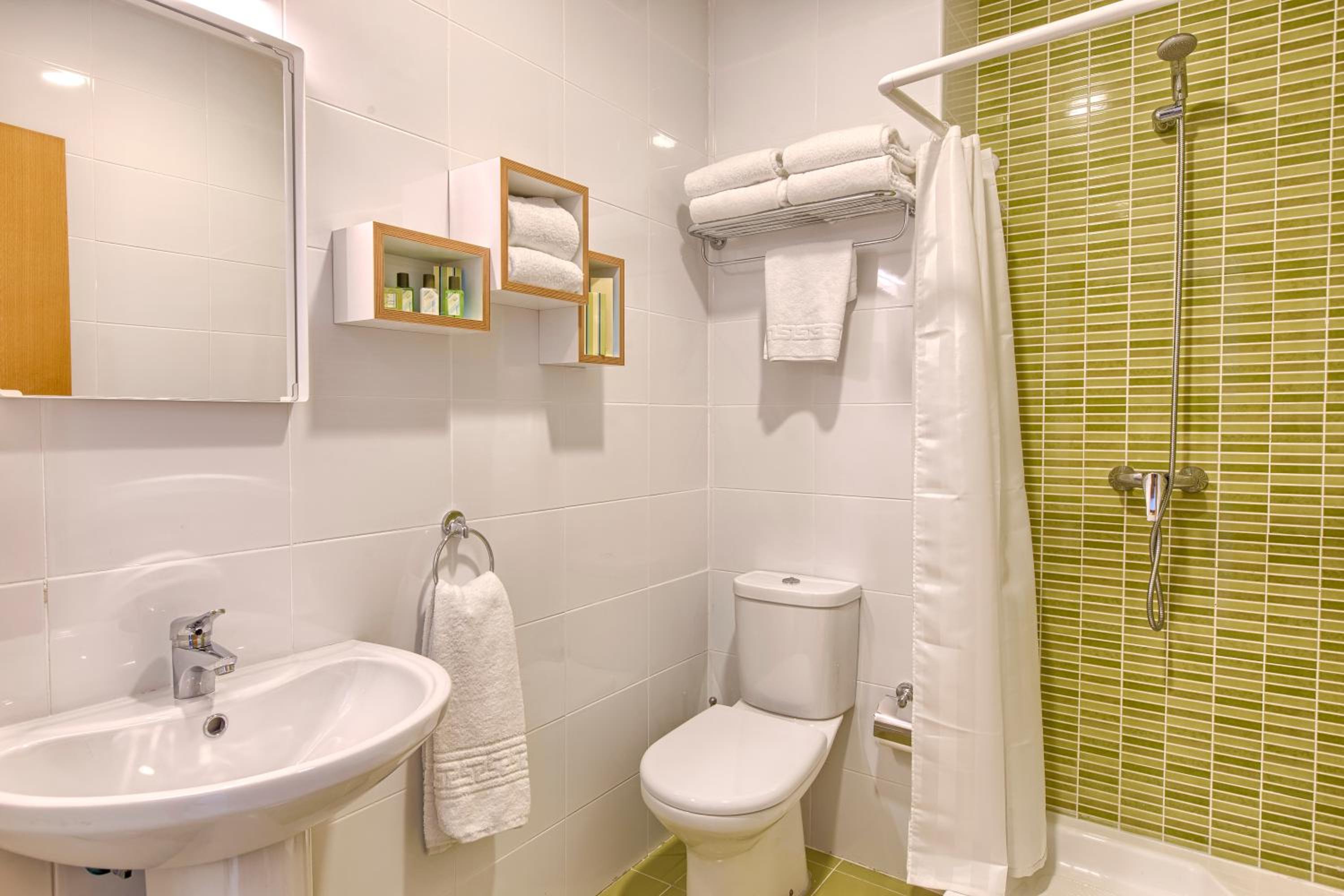 Skyline 33 Two bedroom apartment with sea views view 2