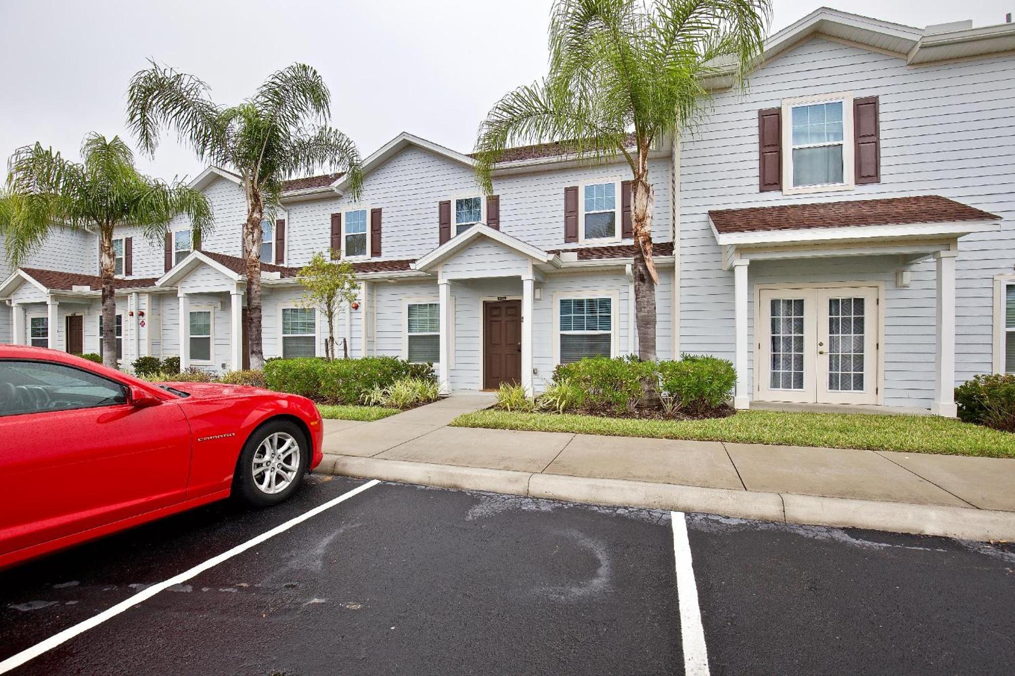 Great and practical townhouse in gated community, sleeps 6 10 min to Disney!