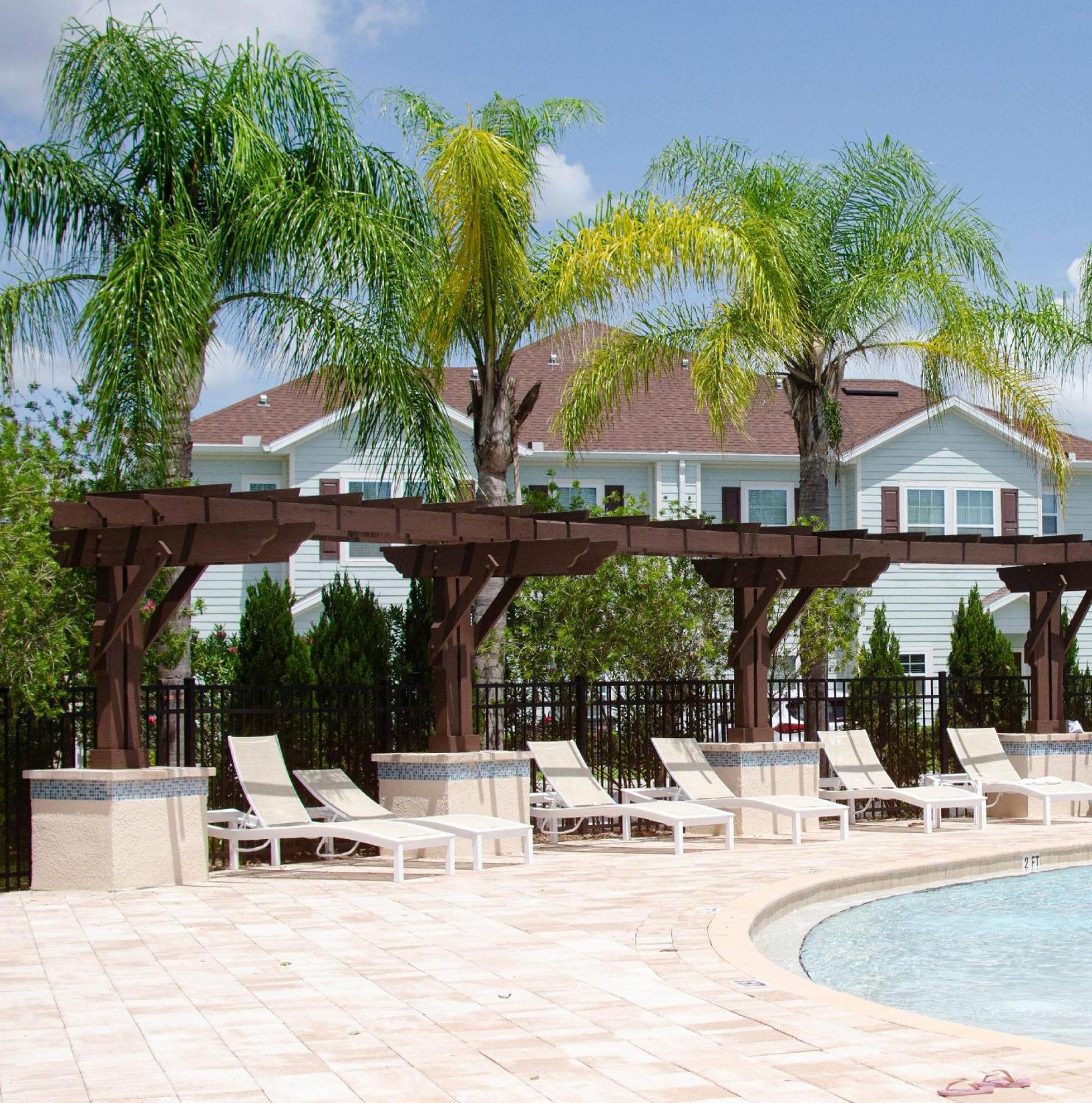 Great and practical townhouse in gated community, sleeps 6 10 min to Disney!