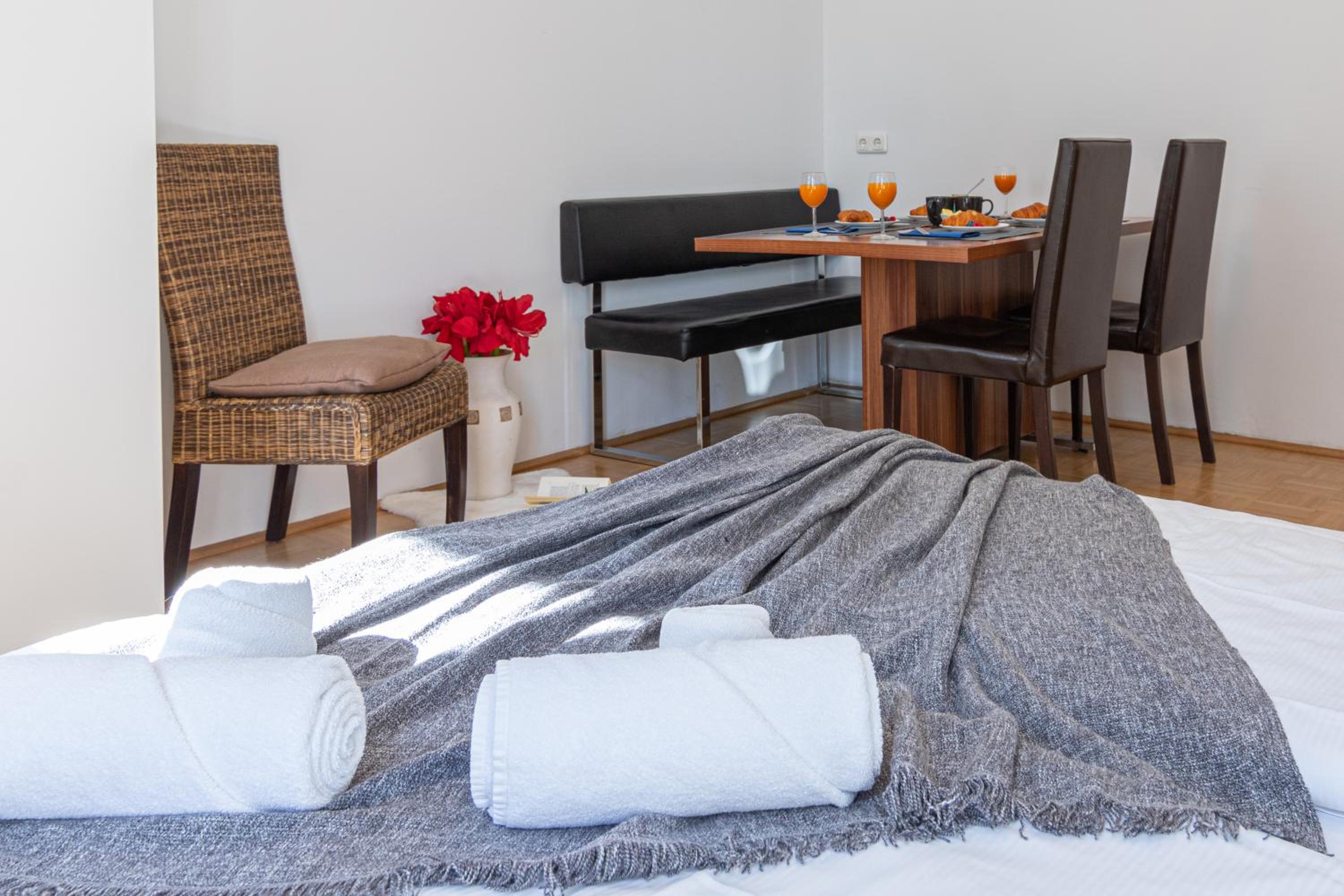 Yeshello Elegant Apartment near Central Vienna