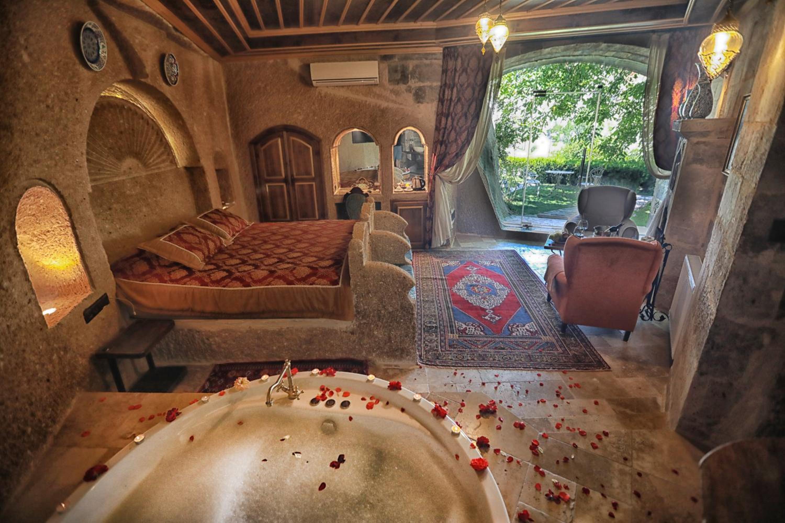 Traveller's Cave Hotel - Image 8