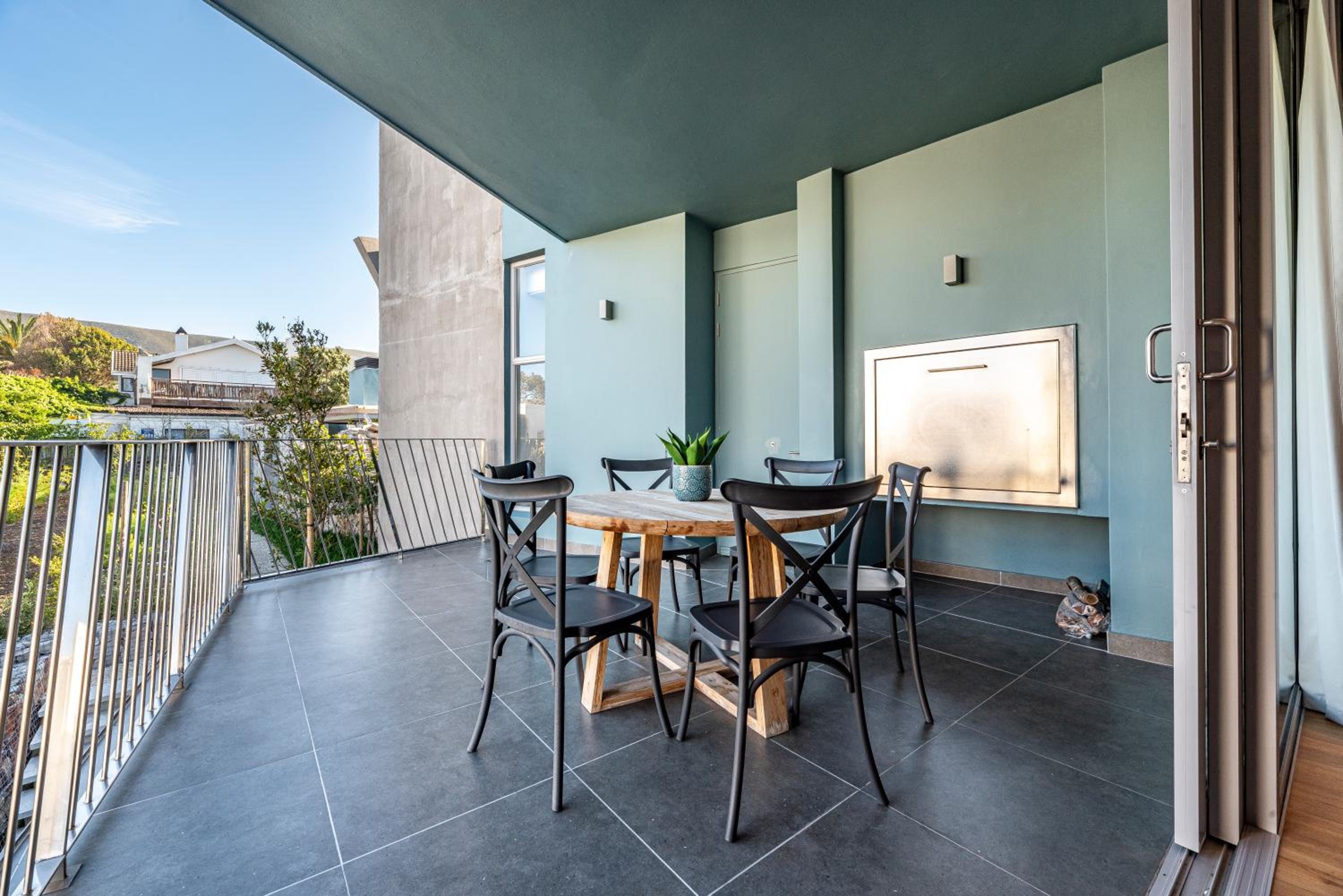 17 Marine - 3 Bedroom - Sea View - Apt 101 view 4