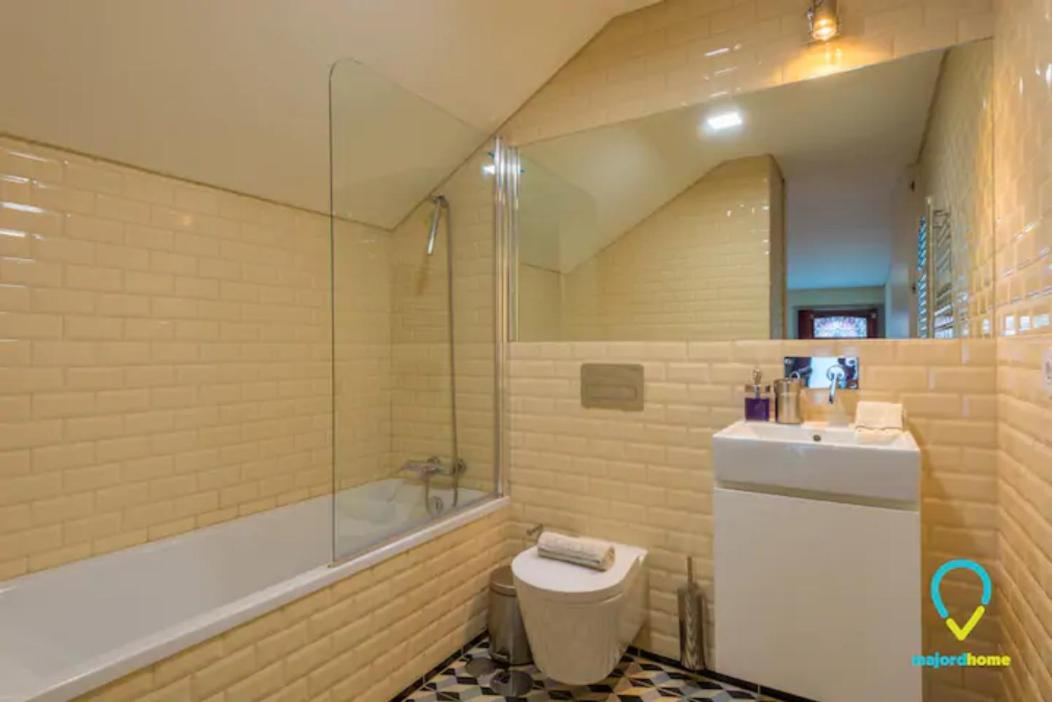 Pretty Porto en Porto — bathroom