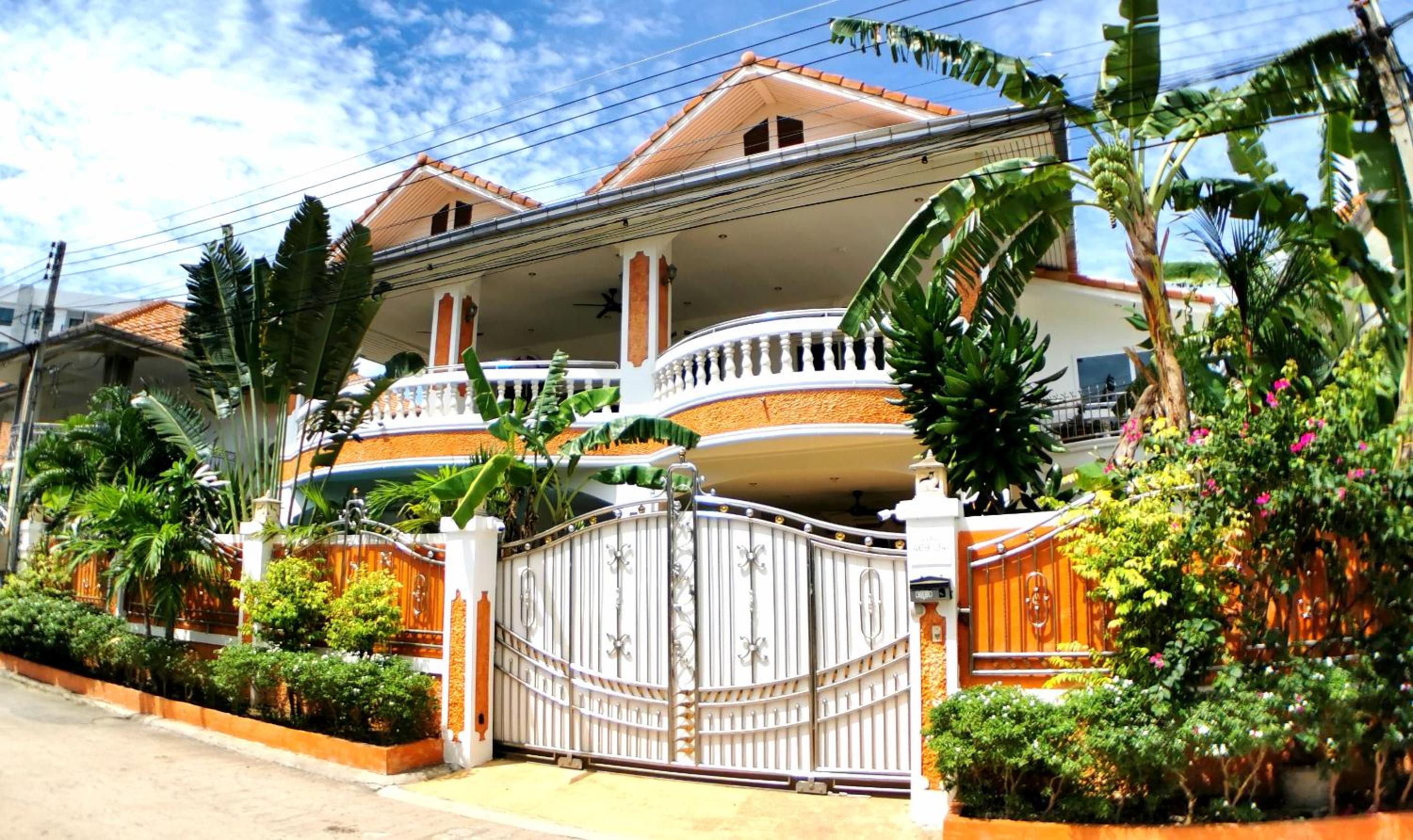 Hotel JOOPLAND Luxury Pool Villa Pattaya Walking Street 6 Bedrooms - Image 1