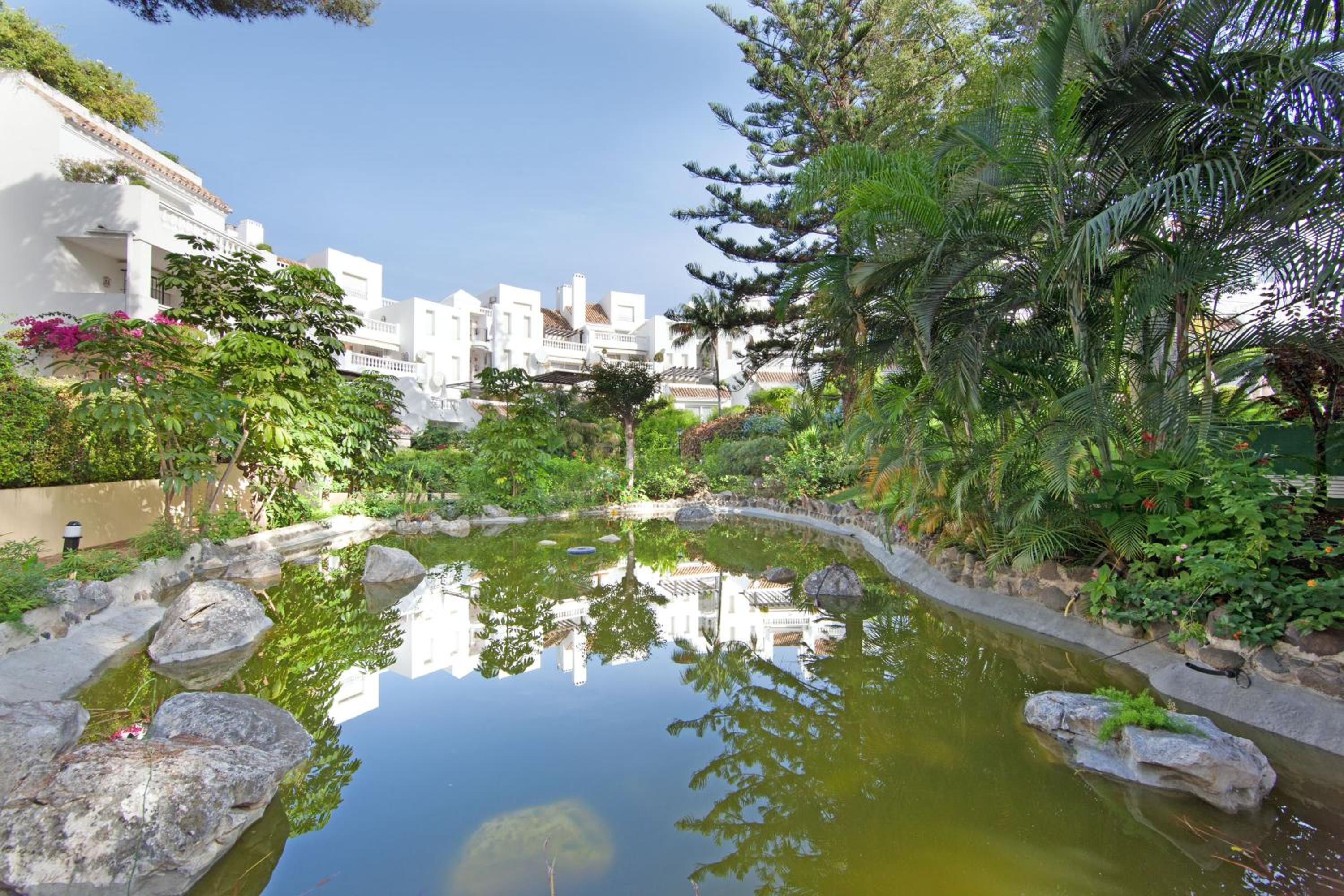 White Pearl Beach Elviria