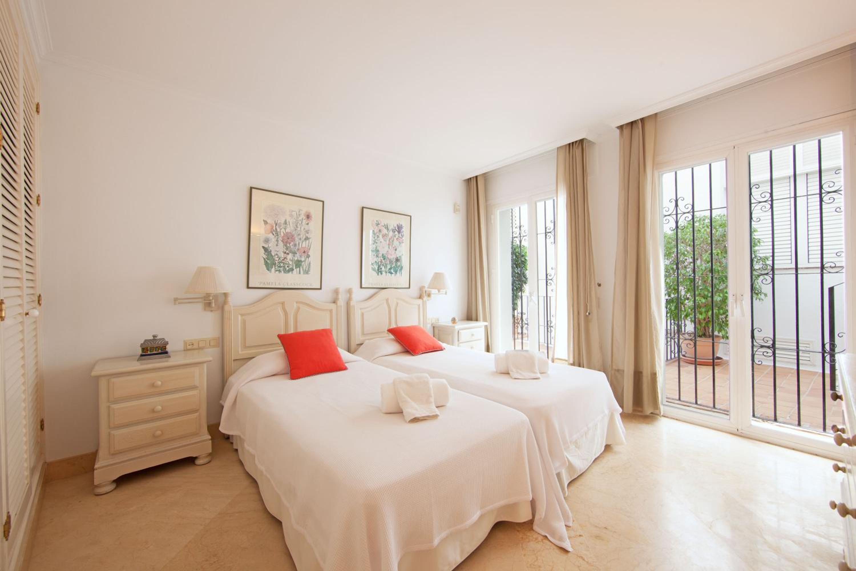 White Pearl Beach Elviria