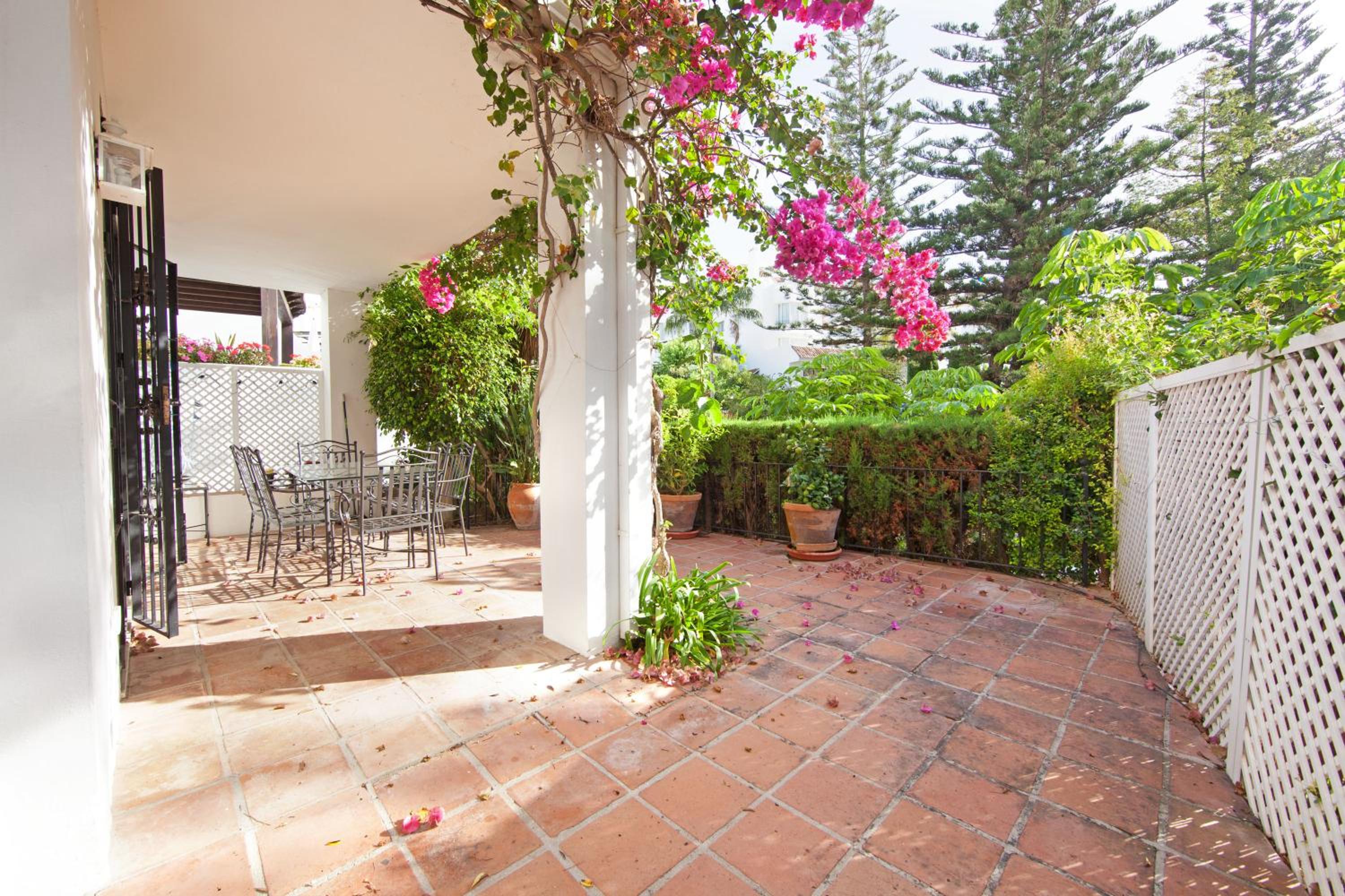White Pearl Beach Elviria