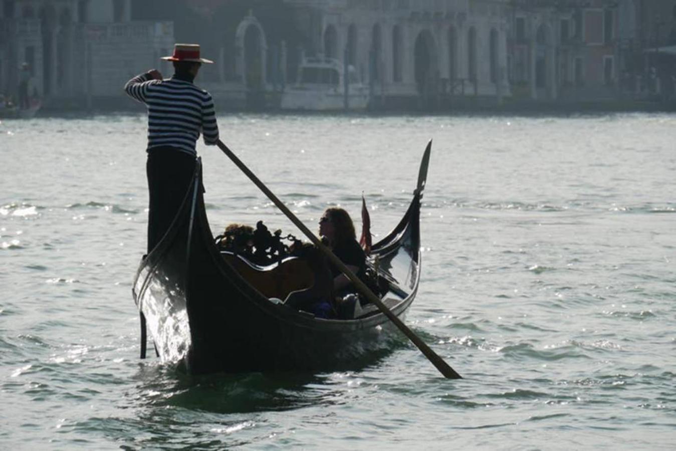 Charming large palazzo in center Venice for up to 9 people